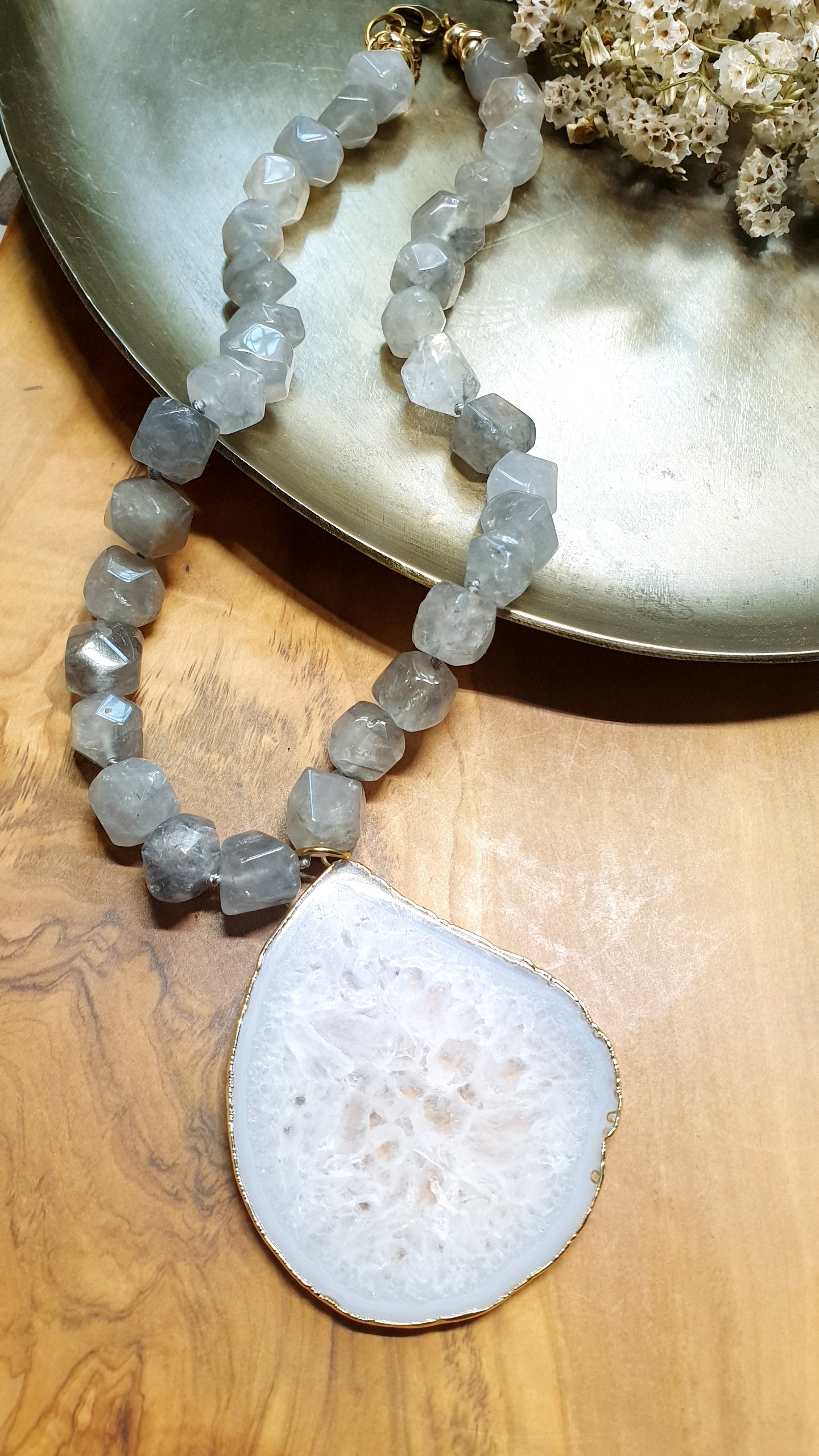 Girocollo in quarzo grigio con grande drusa di agata