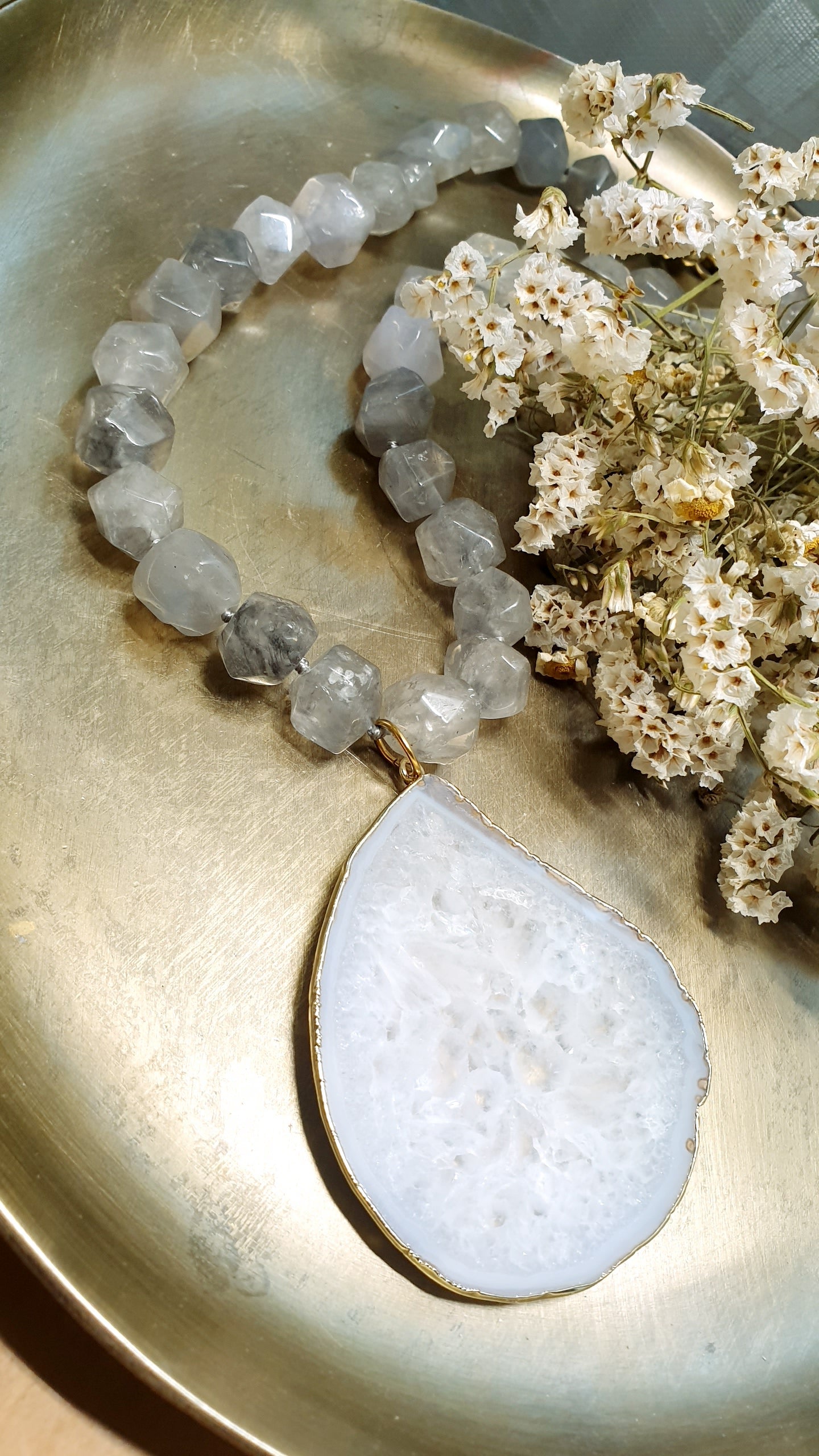 Girocollo in quarzo grigio con grande drusa di agata