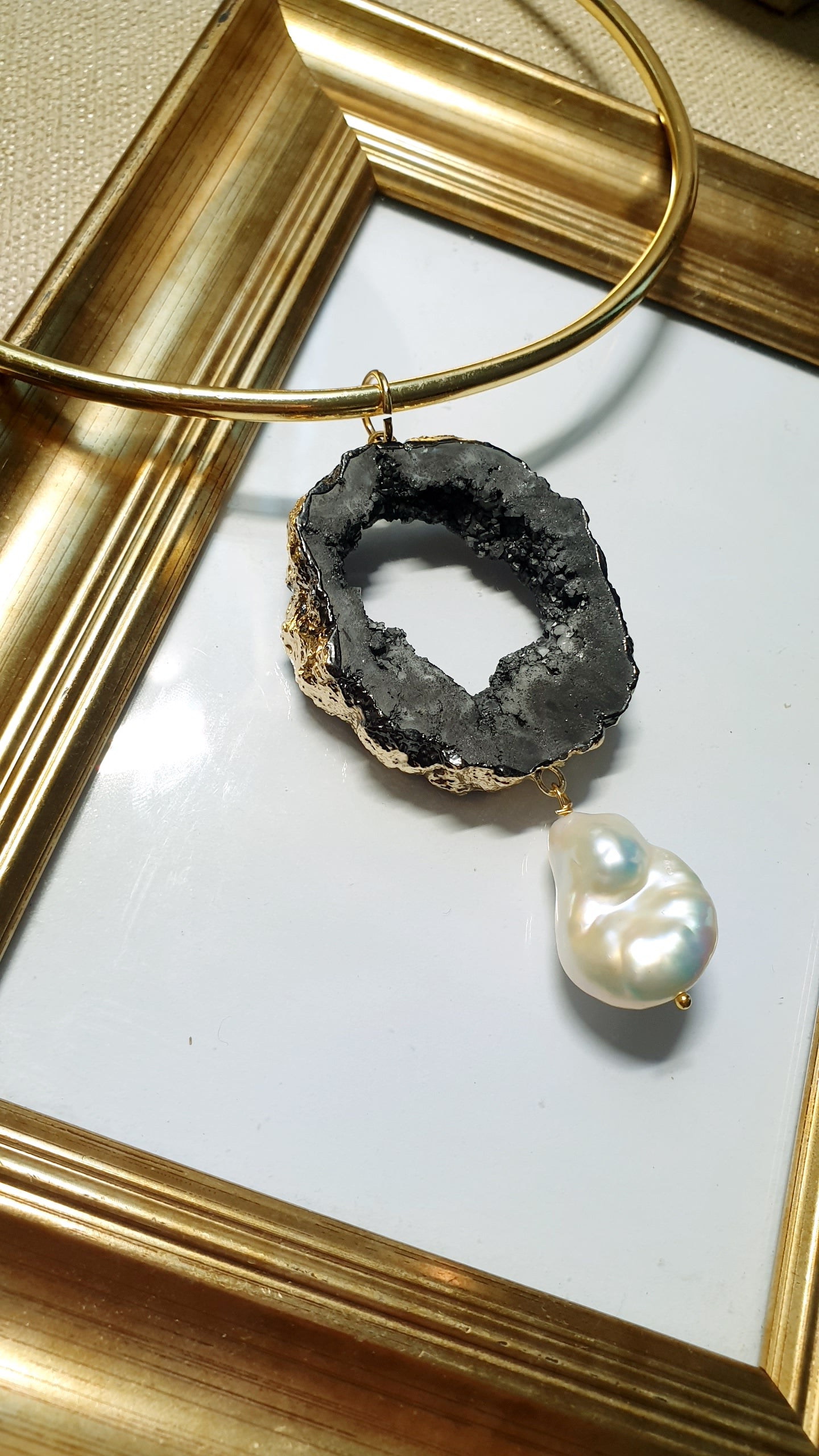 Girocollo placcato oro con drusa di agata nera e perla barocca