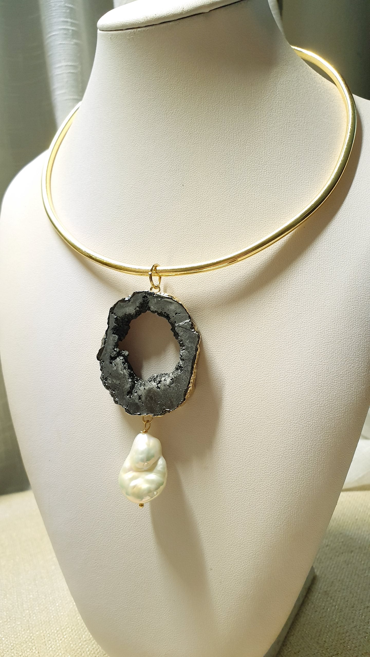 Girocollo placcato oro con drusa di agata nera e perla barocca