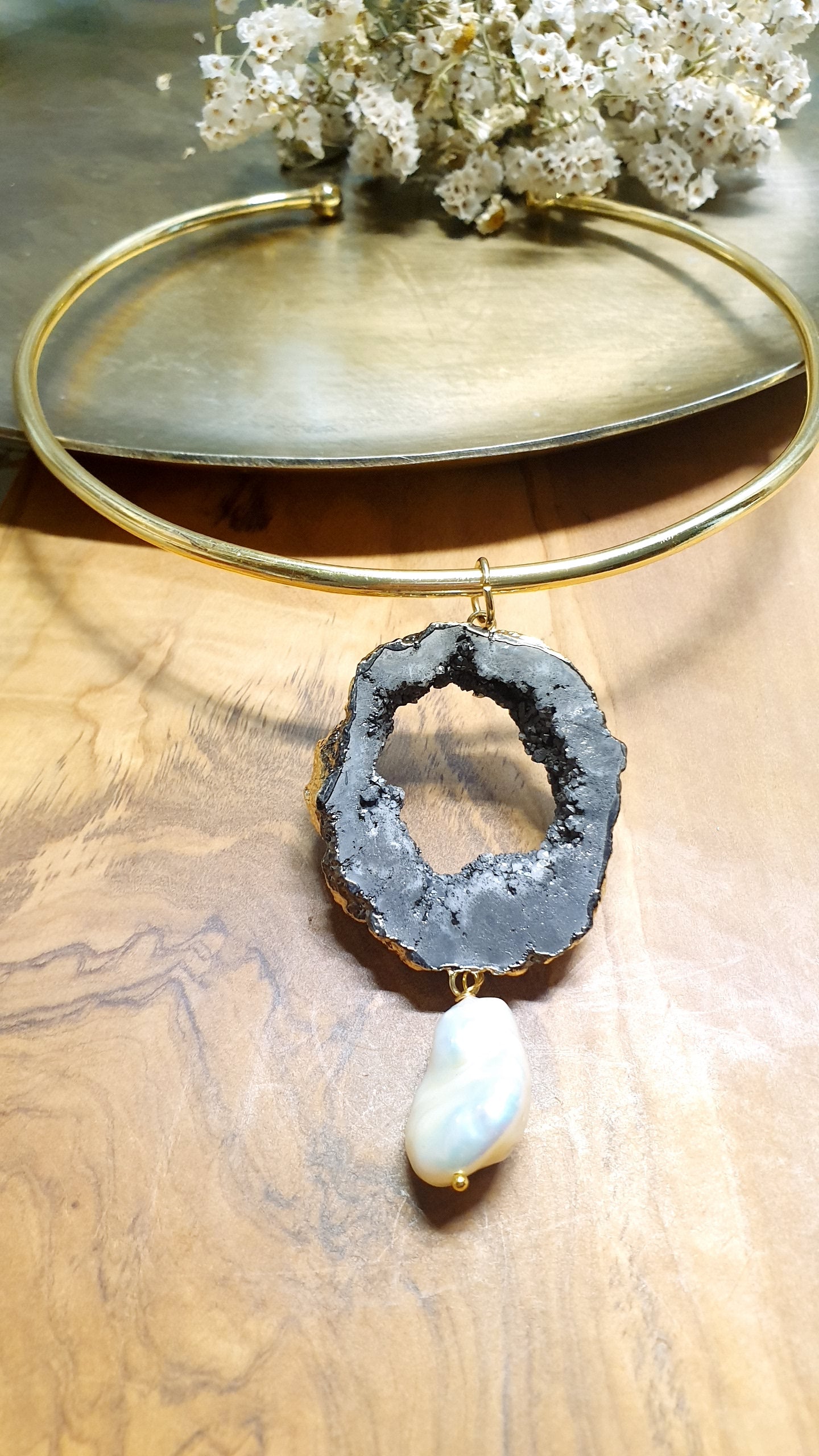 Girocollo placcato oro con drusa di agata nera e perla barocca