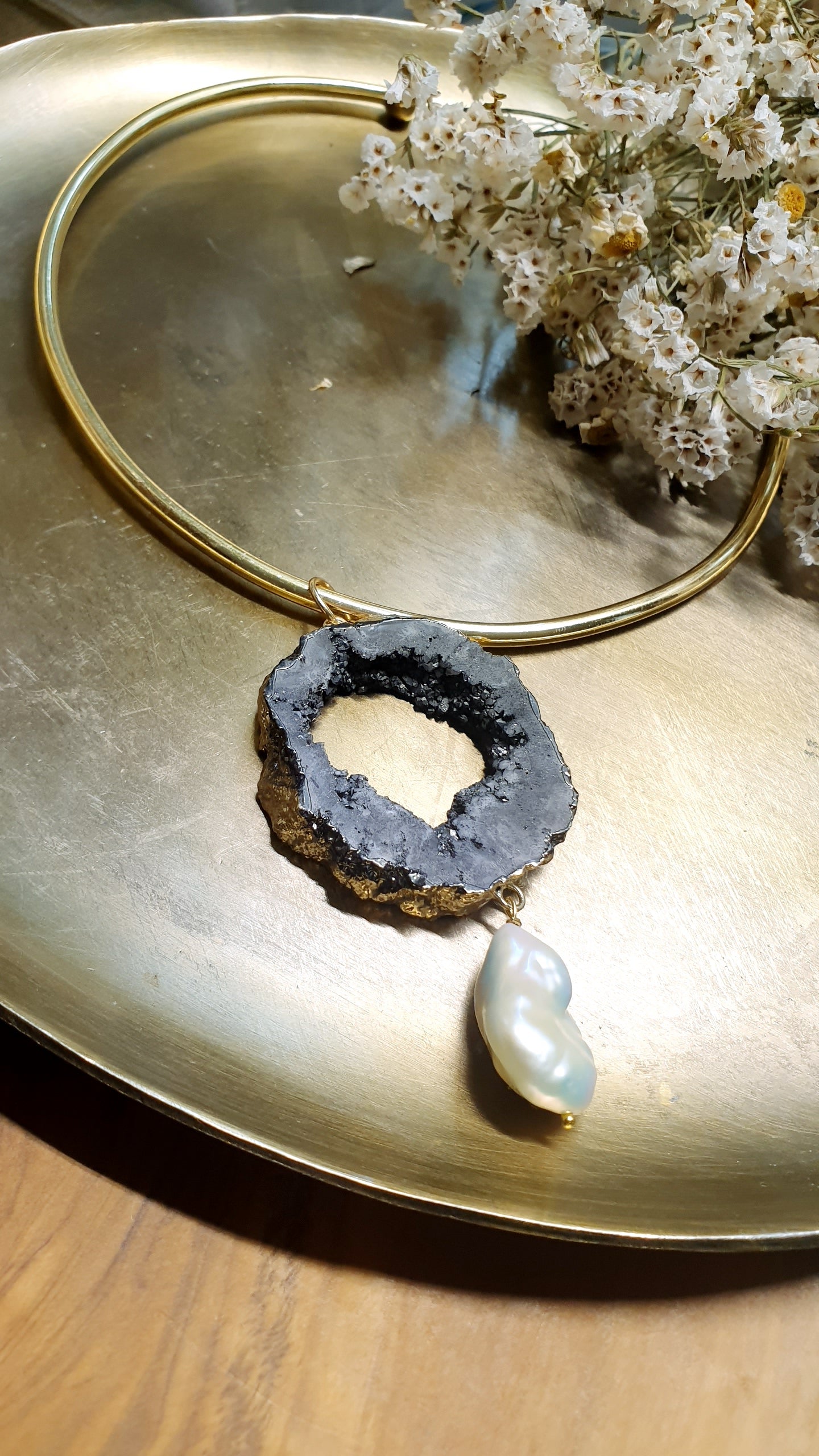 Girocollo placcato oro con drusa di agata nera e perla barocca