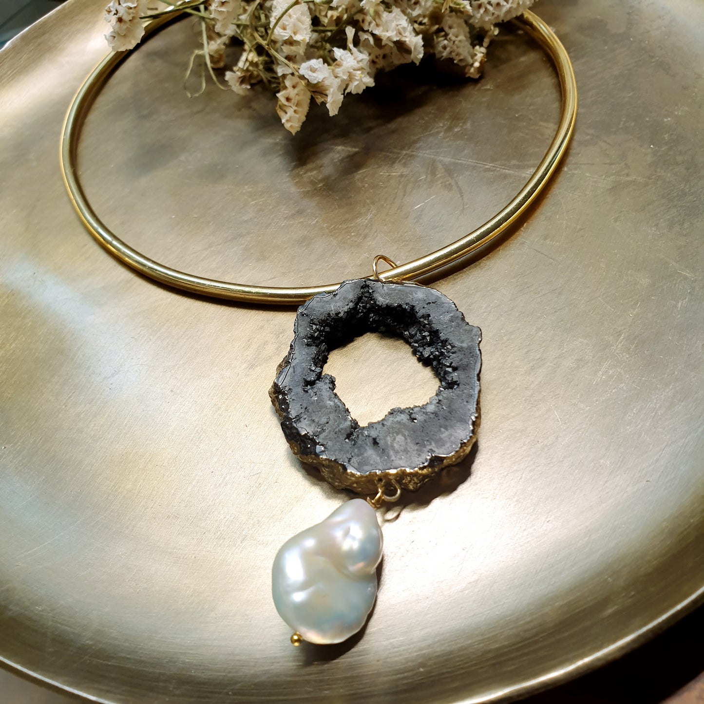 Girocollo placcato oro con drusa di agata nera e perla barocca