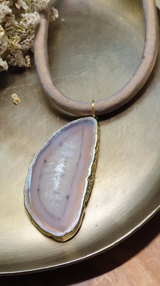 Girocollo in seta con grande fetta di agata.