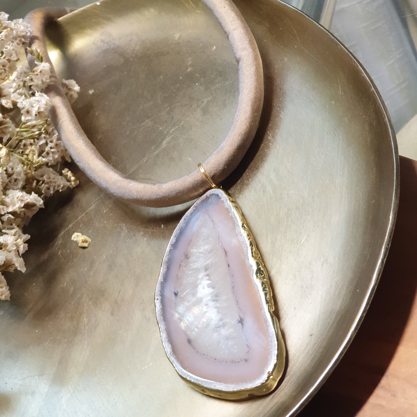 Girocollo in seta con grande fetta di agata.