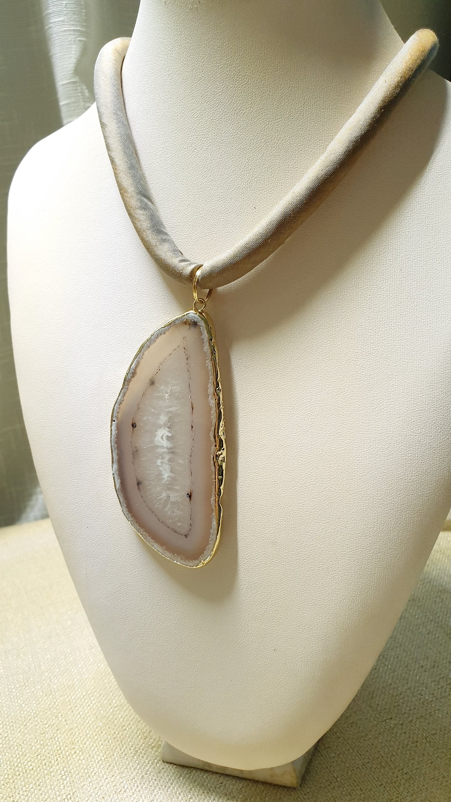 Girocollo in seta con grande fetta di agata.