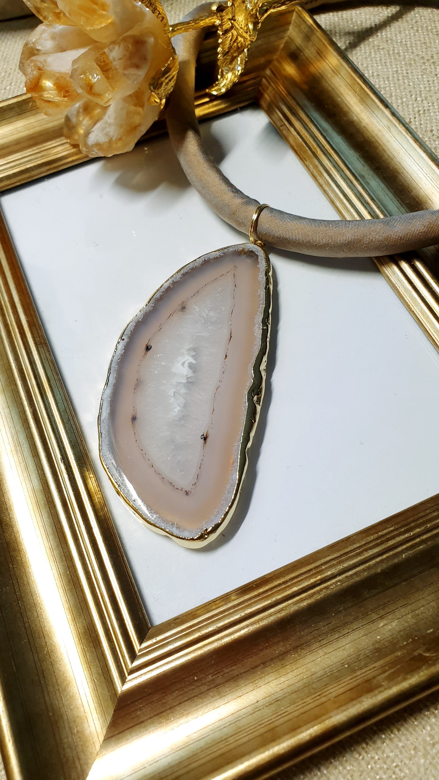 Girocollo in seta con grande fetta di agata.