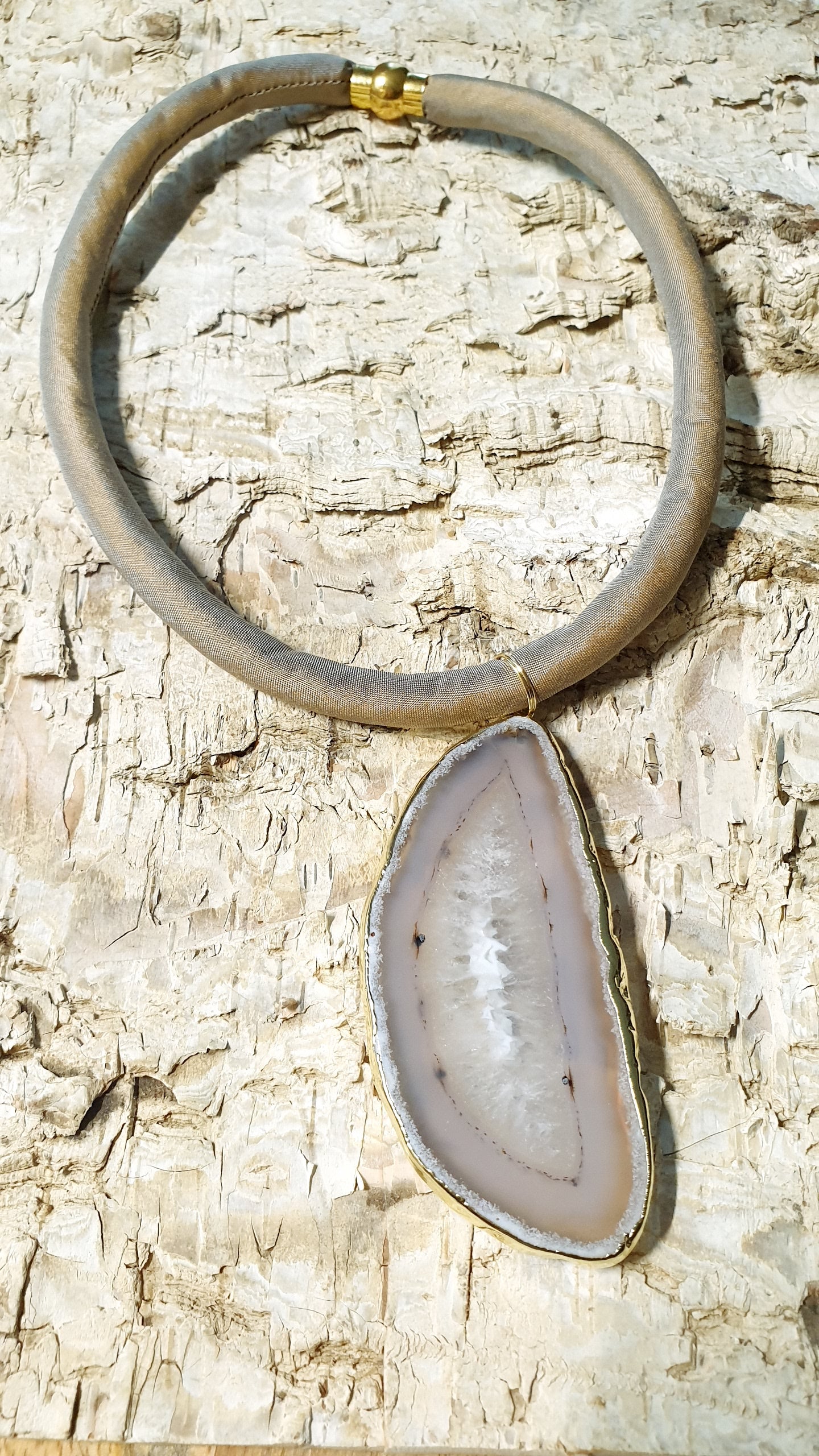 Girocollo in seta con grande fetta di agata.