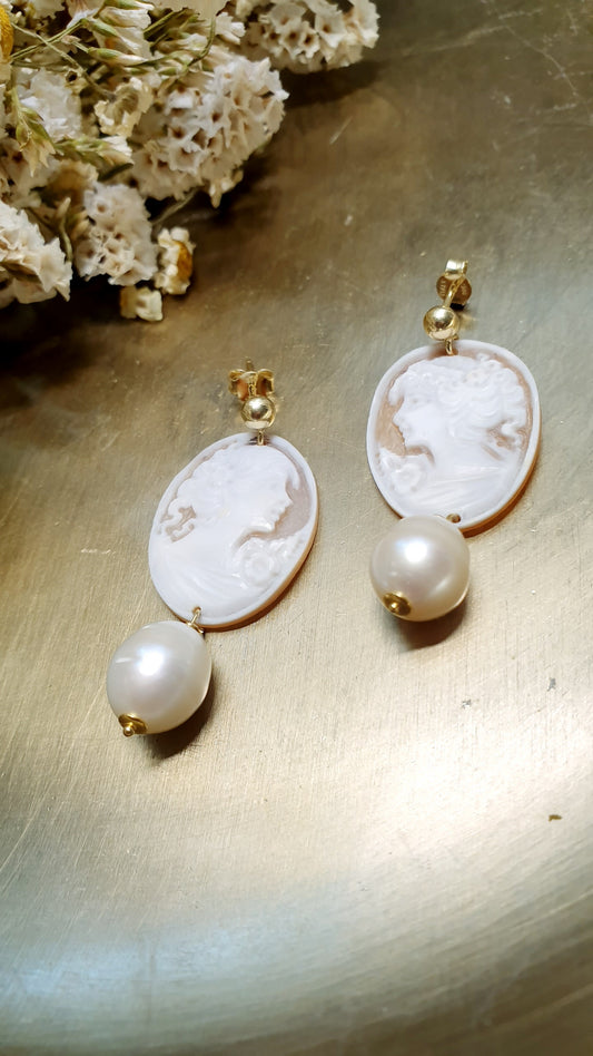 Orecchini in argento con cammei e perle.