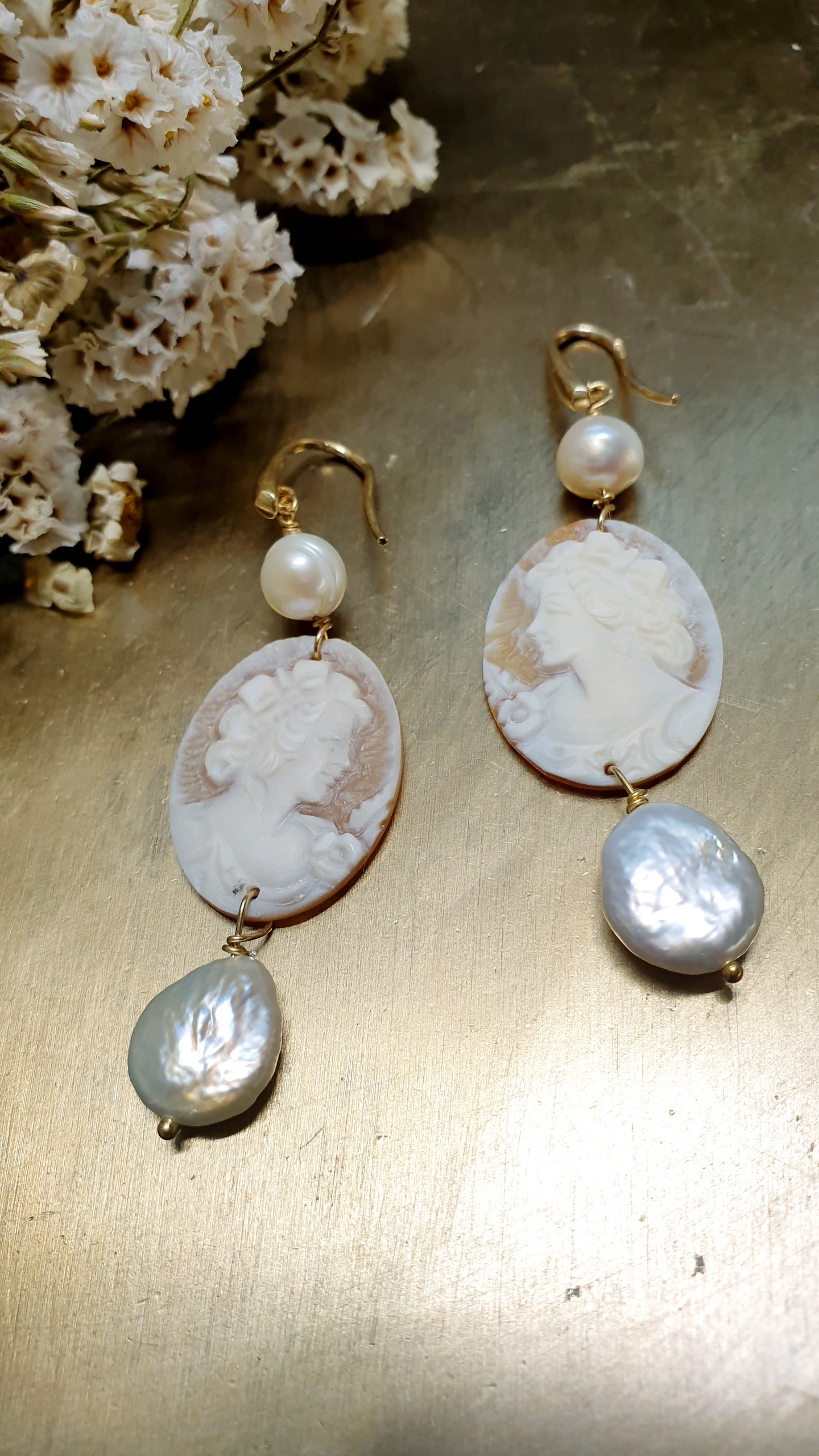 Orecchini in argento con cammei e perle