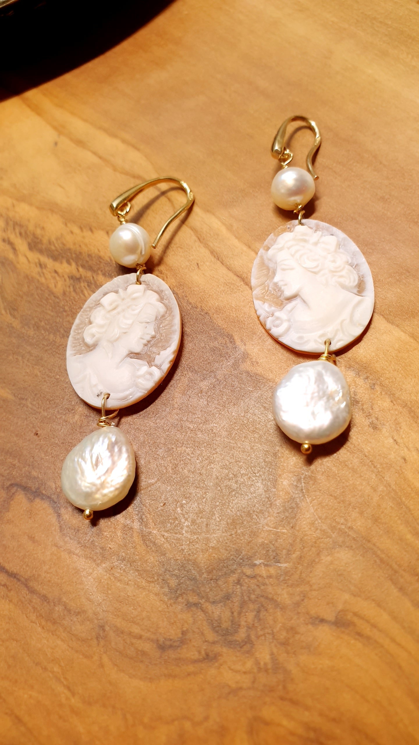 Orecchini in argento con cammei e perle