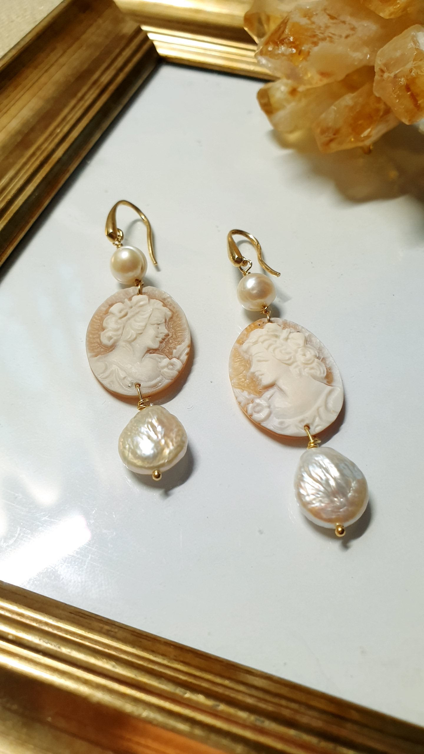 Orecchini in argento con cammei e perle