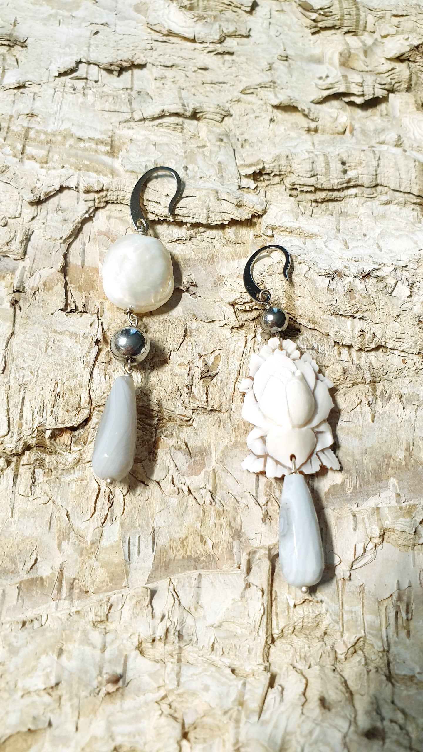 Orecchini in acciaio con cammeo, perla e agate.