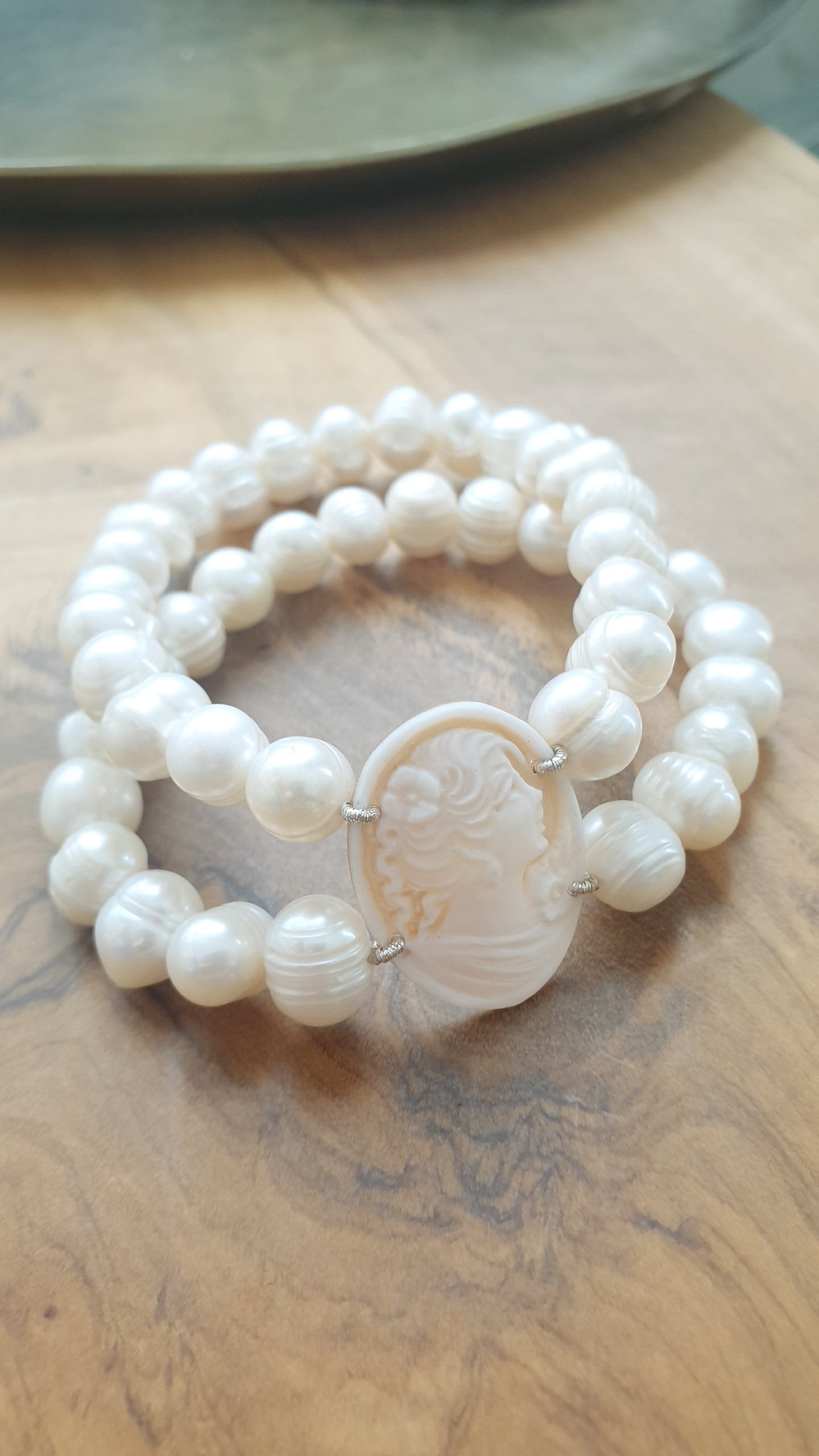 Bracciale in perle di fiume e cammeo