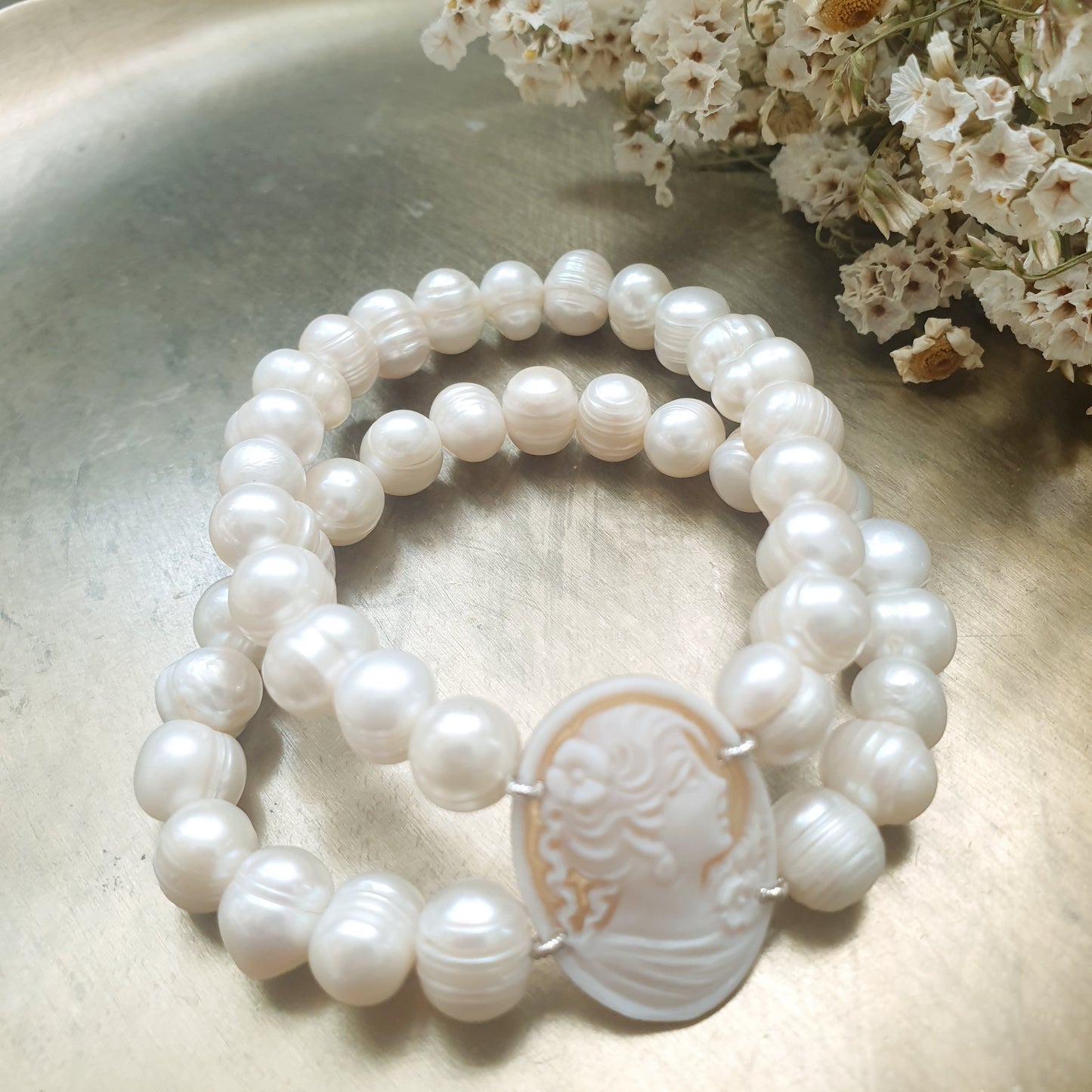 Bracciale in perle di fiume e cammeo