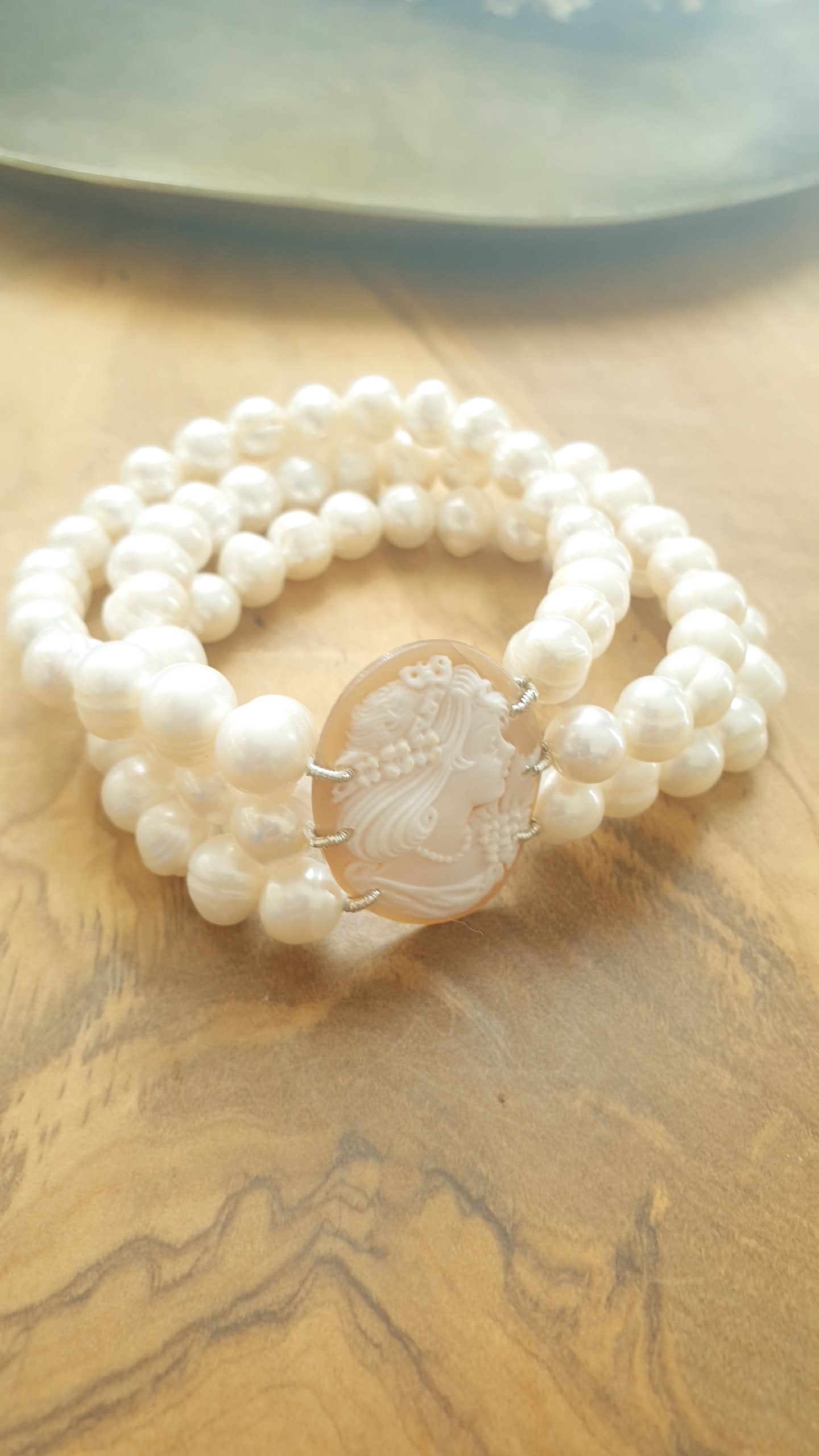 Bracciale cammeo e perle di fiume
