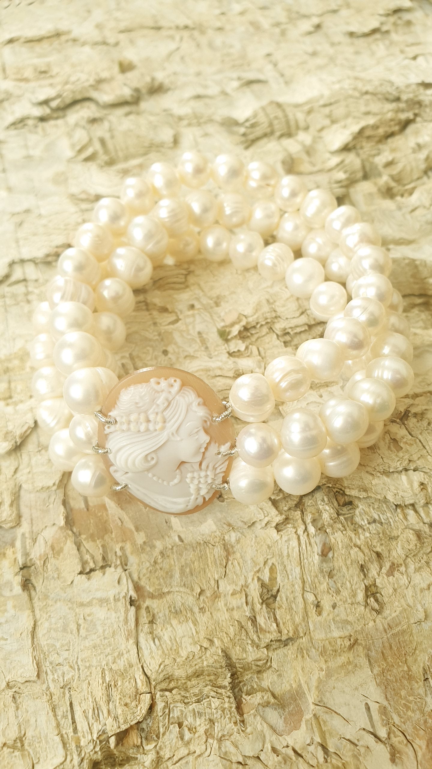 Bracciale cammeo e perle di fiume