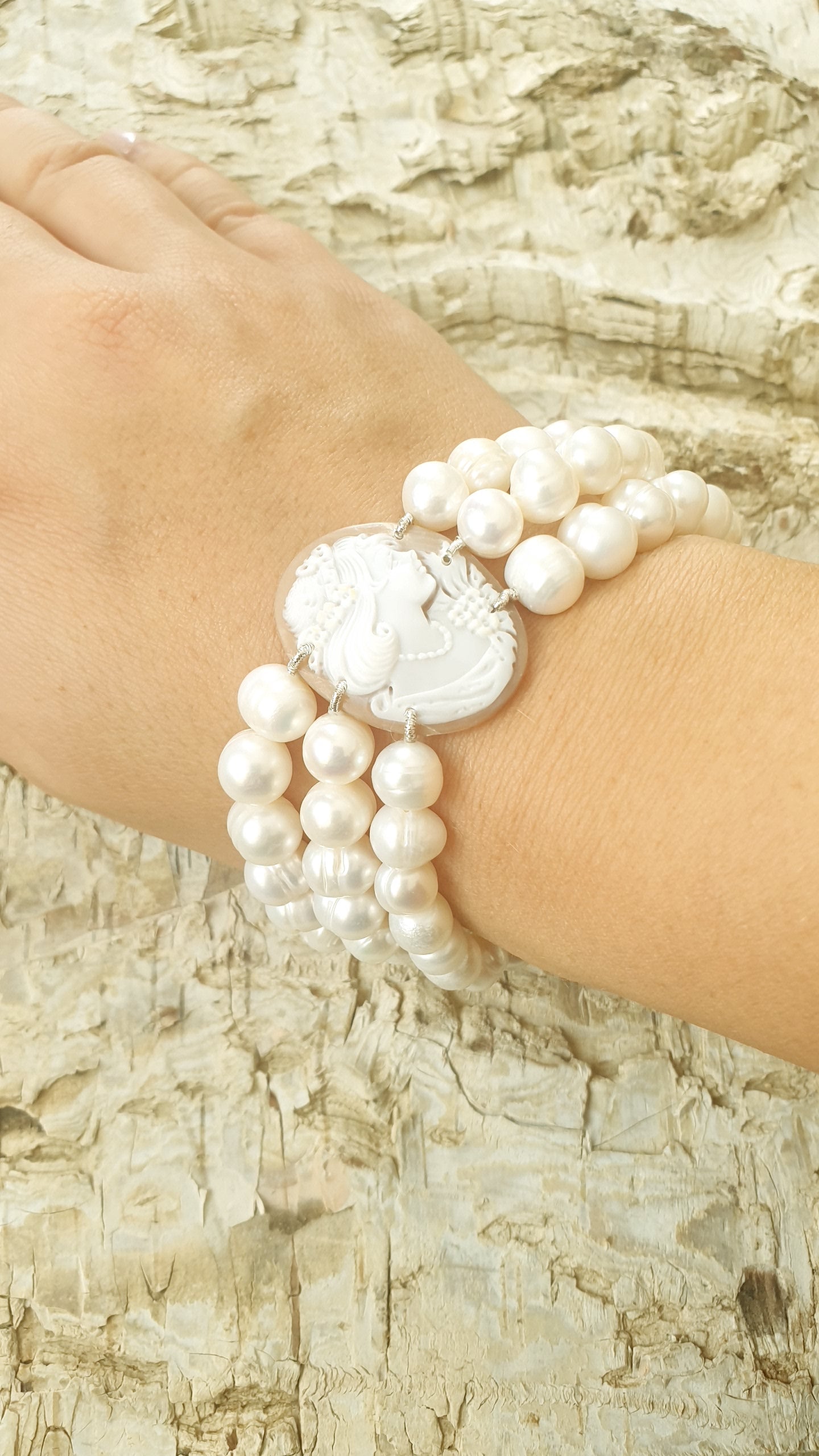 Bracciale cammeo e perle di fiume