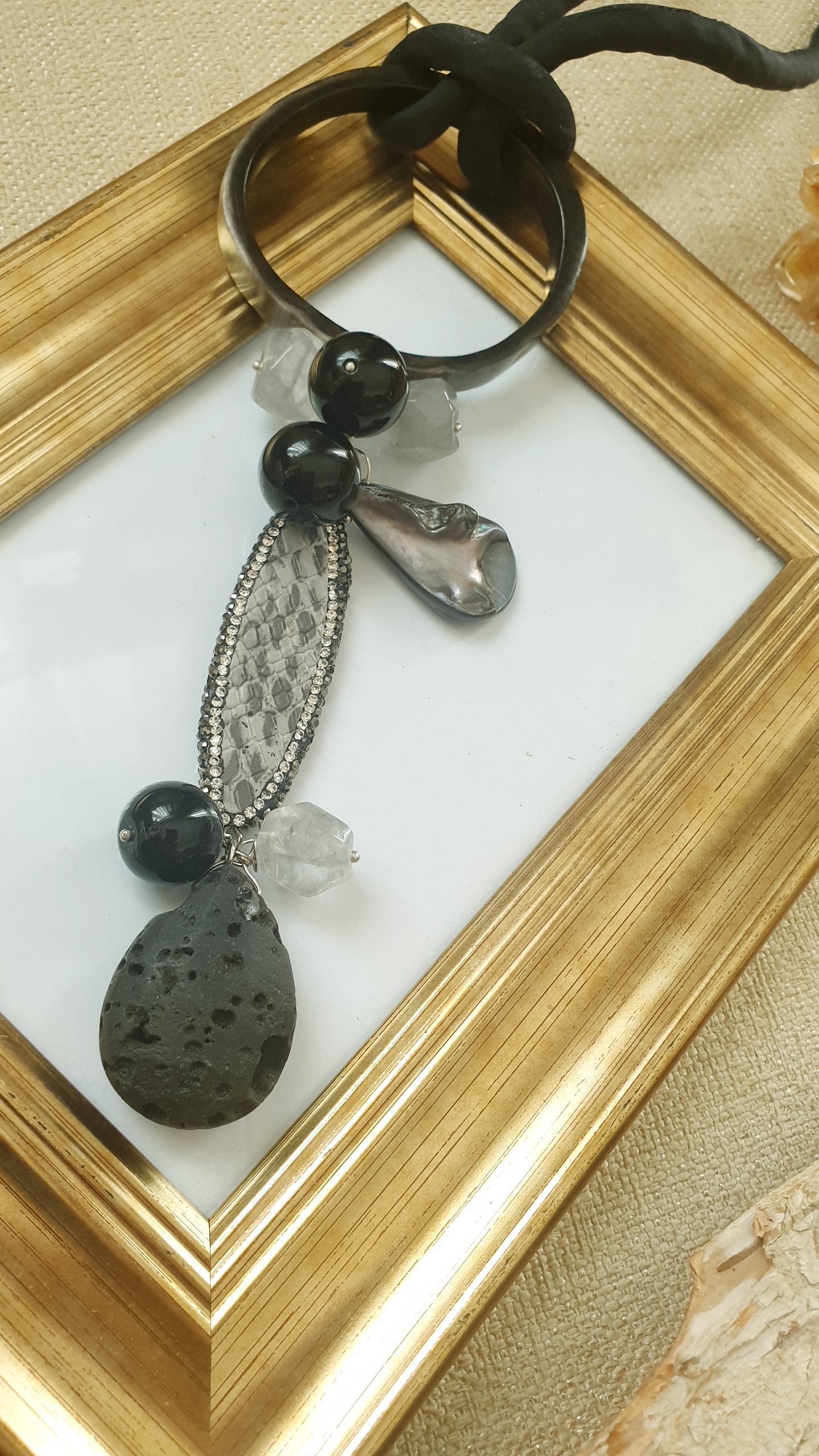 Lunga collana in seta con corno, pietre dure