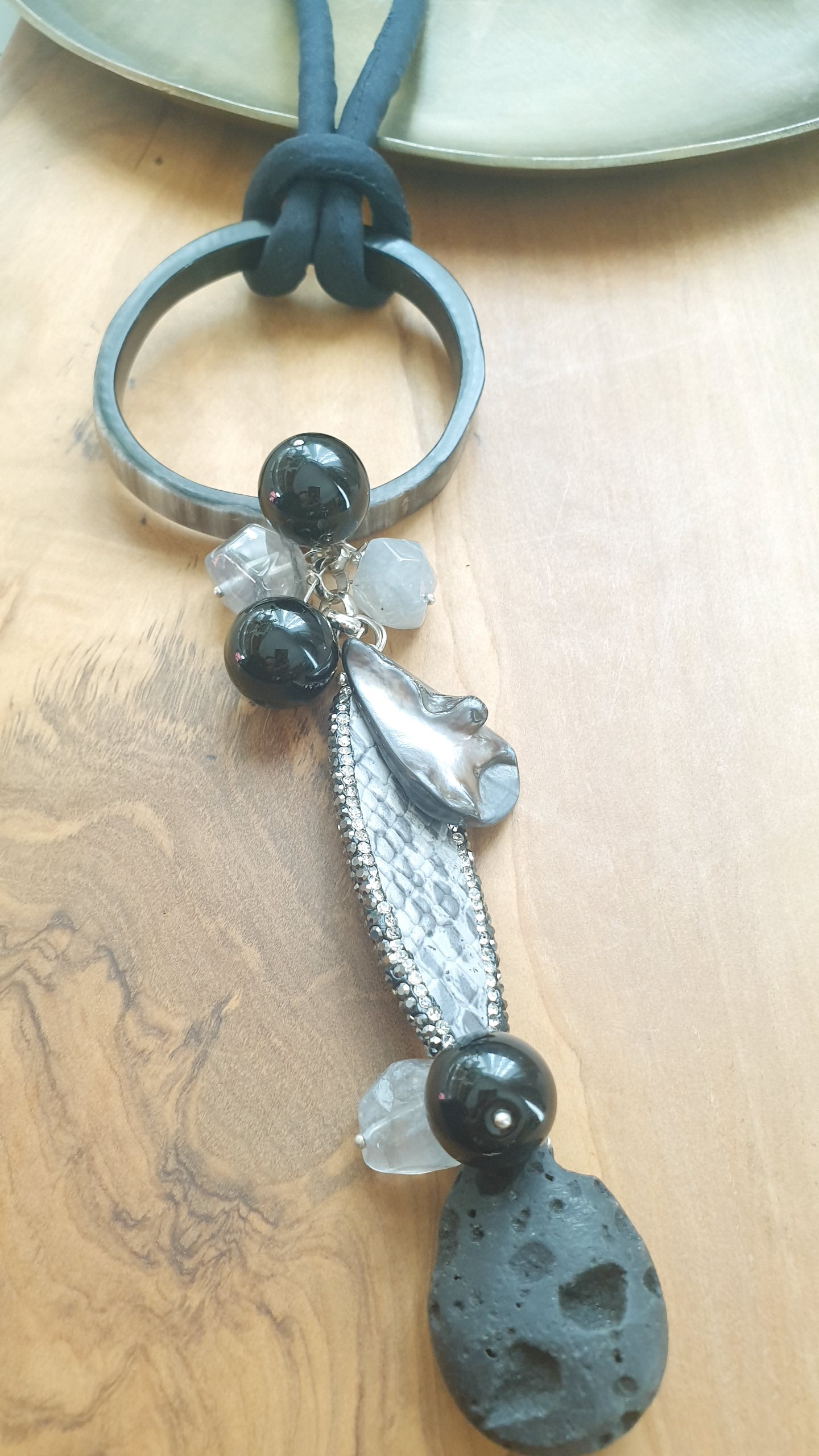 Lunga collana in seta con corno, pietre dure