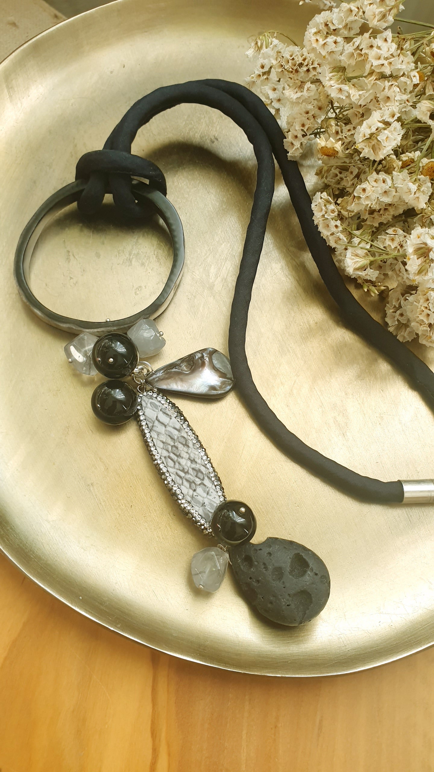 Lunga collana in seta con corno, pietre dure