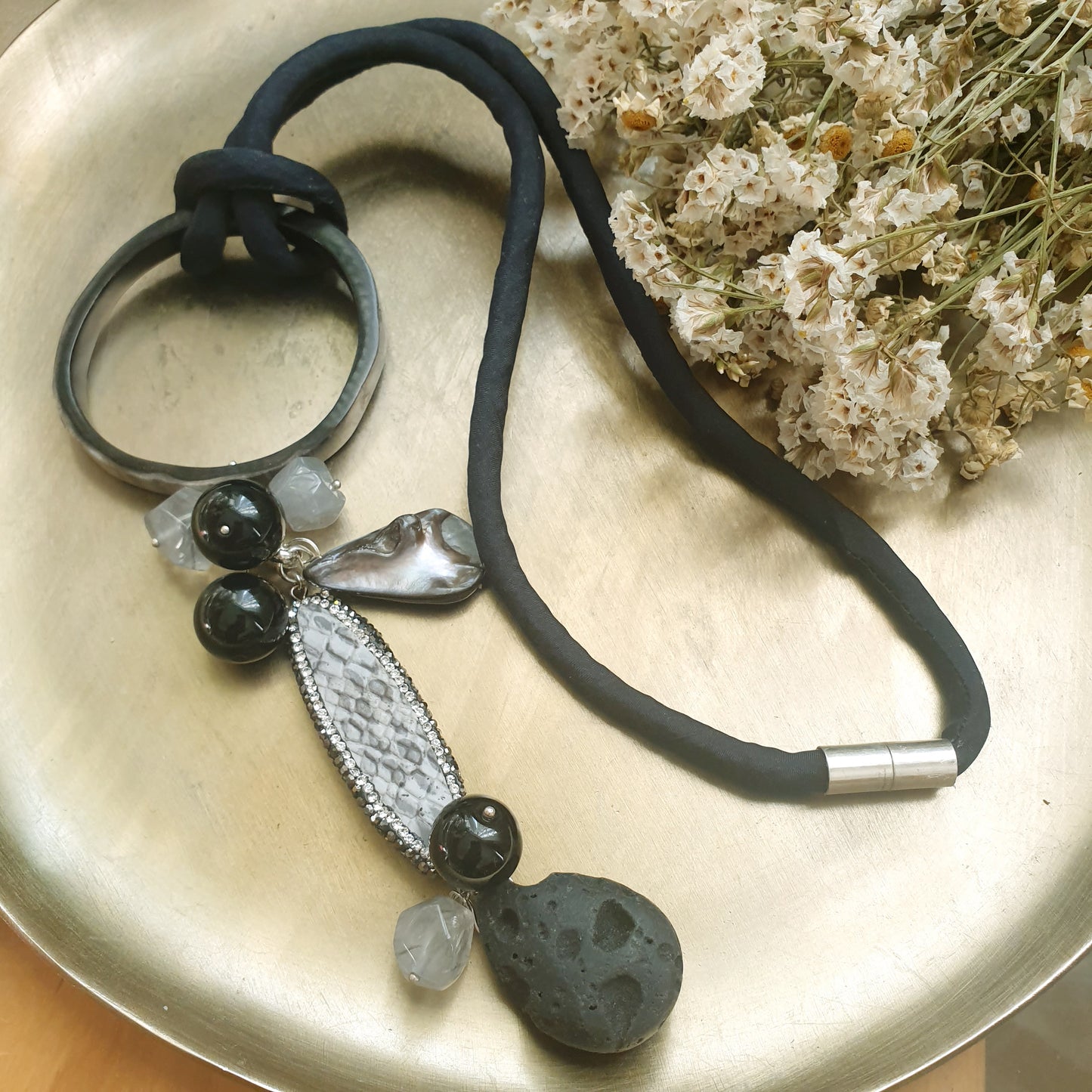 Lunga collana in seta con corno, pietre dure