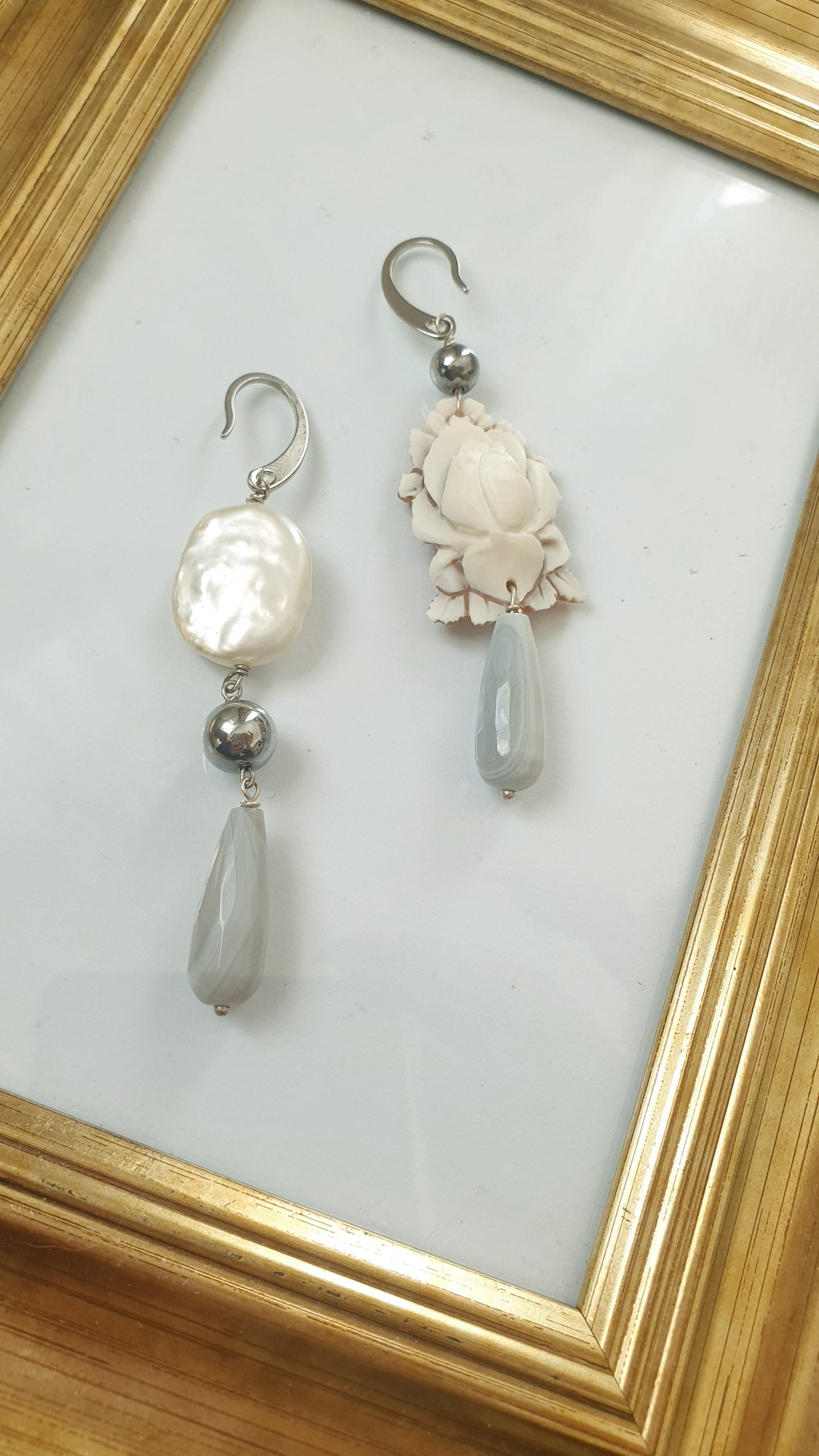 Orecchini in acciaio con cammeo, perla e agate.