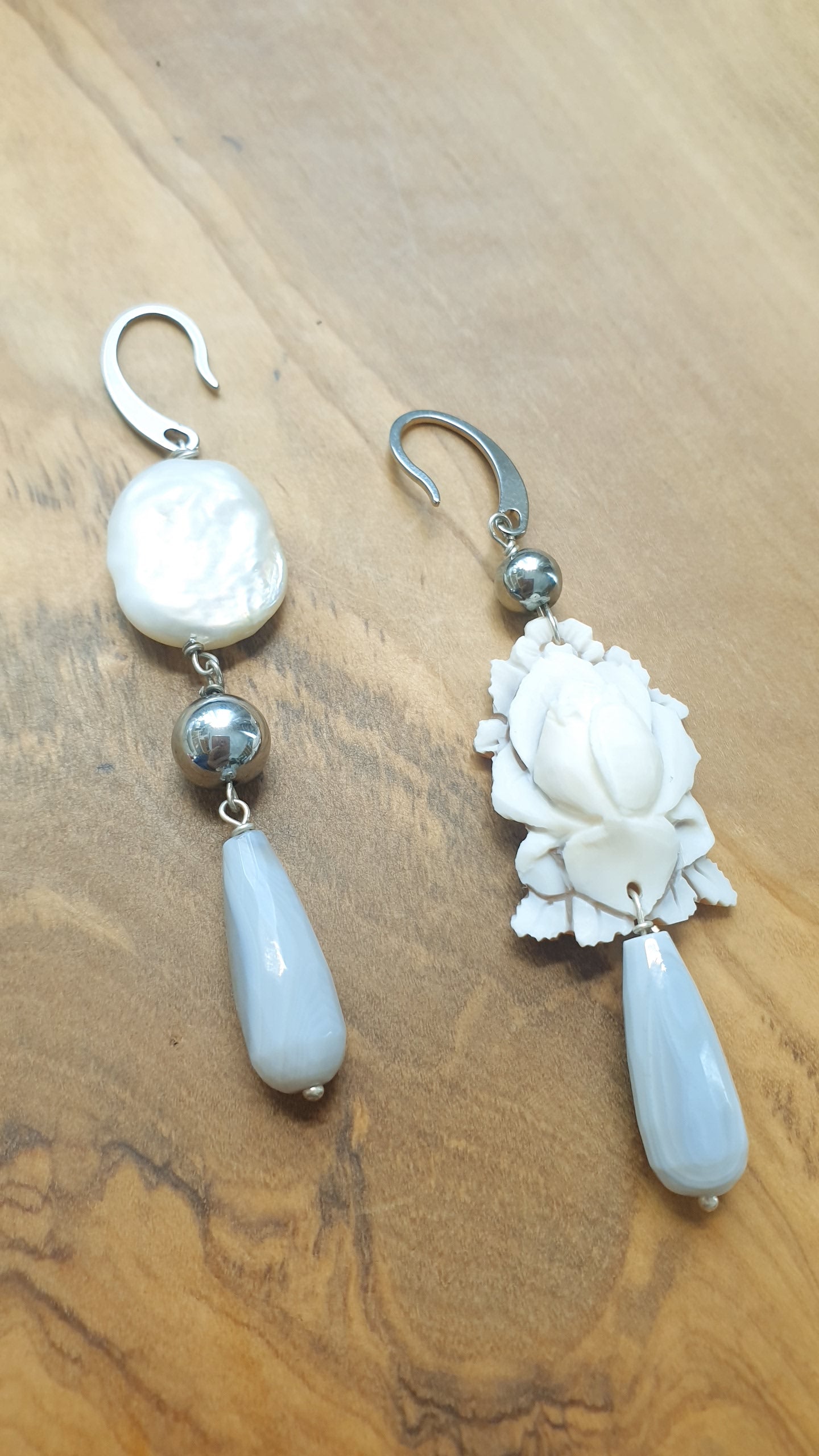 Orecchini in acciaio con cammeo, perla e agate.