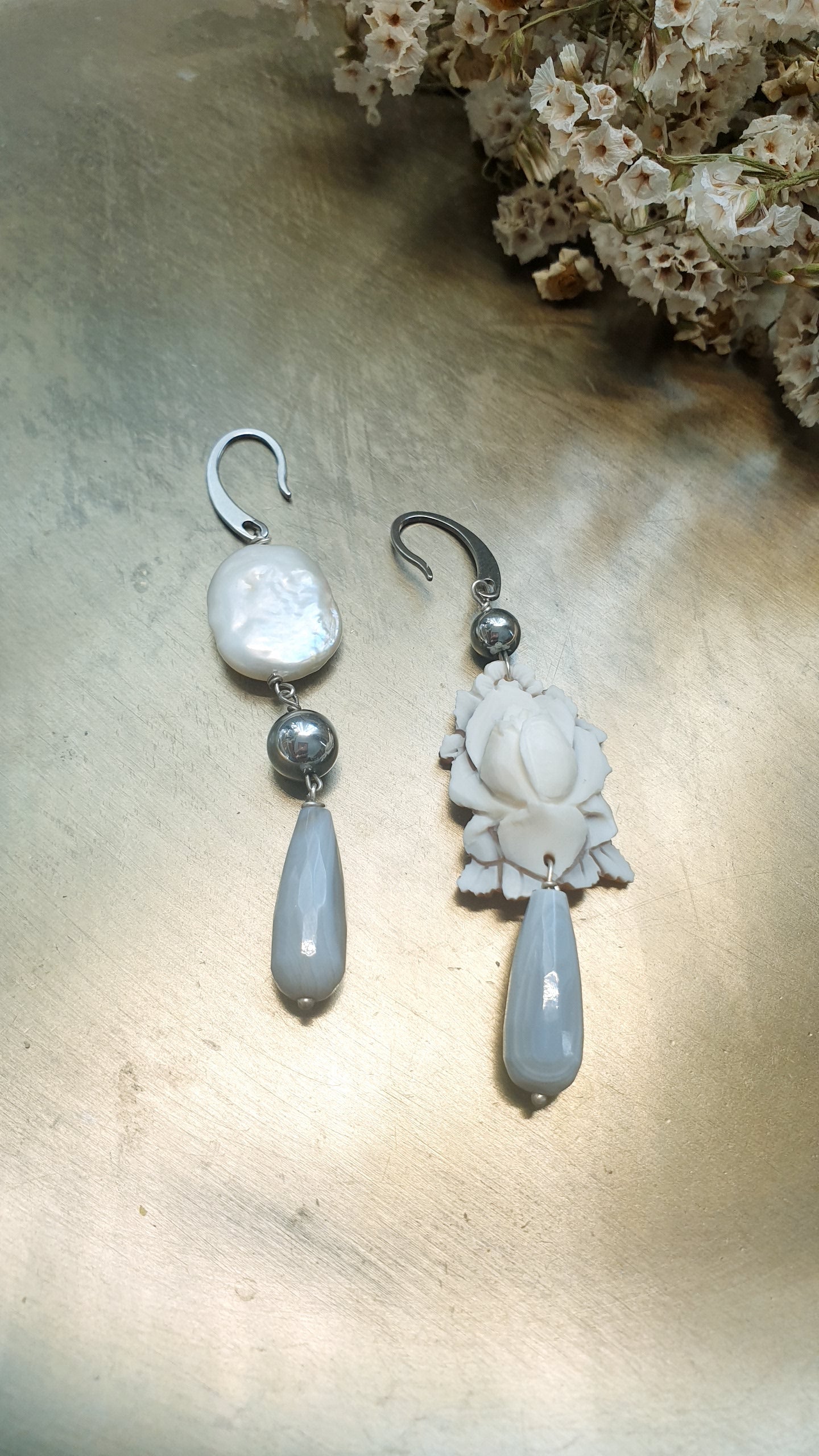 Orecchini in acciaio con cammeo, perla e agate.