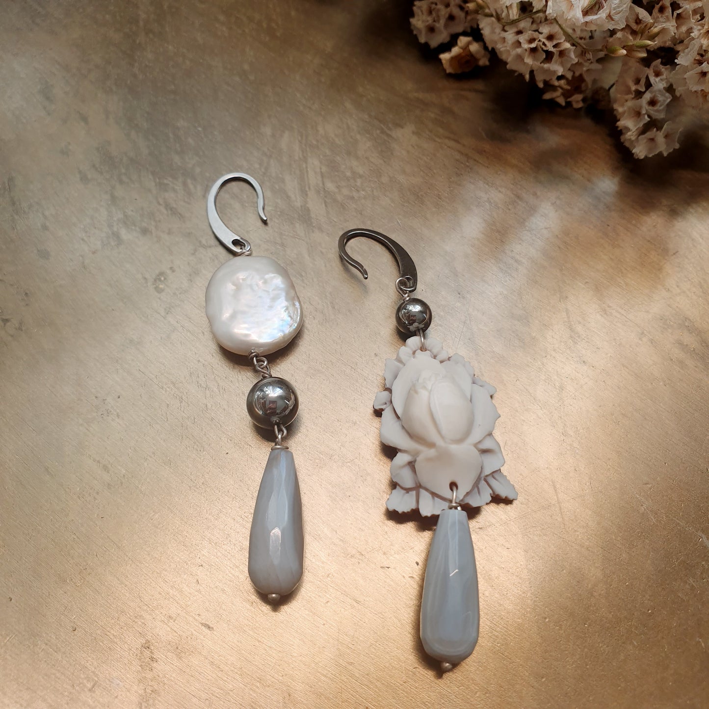 Orecchini in acciaio con cammeo, perla e agate.