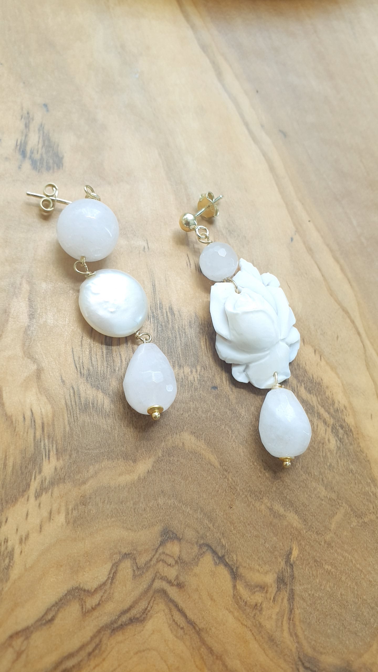 Orecchini in argento con cammeo, quarzo rosa, madreperla