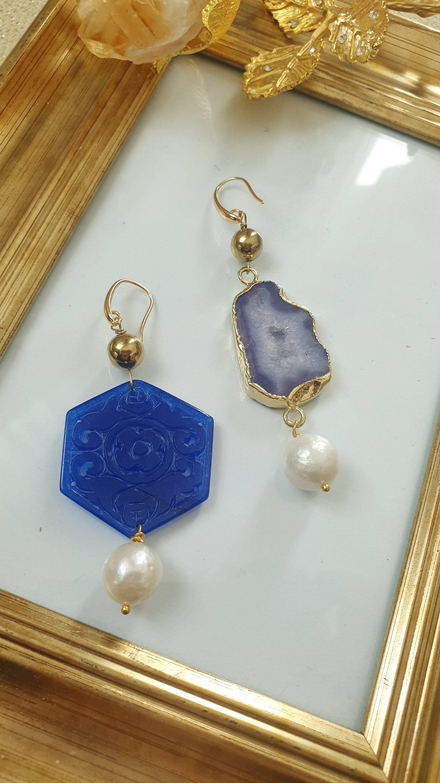 Orecchini in ottone con drusa, giada, perle