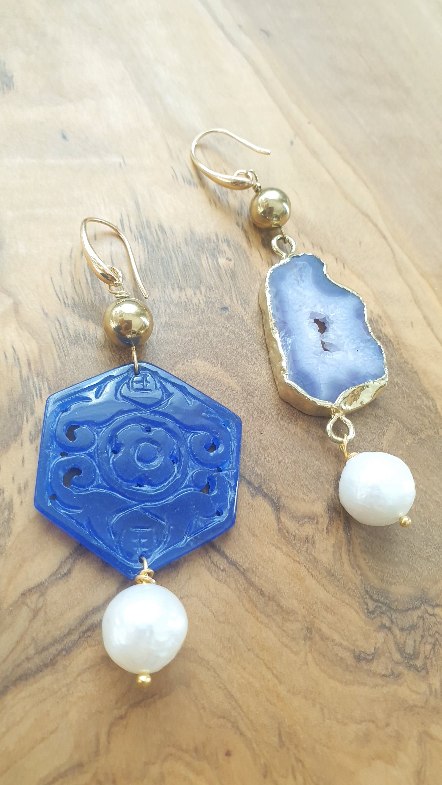 Orecchini in ottone con drusa, giada, perle