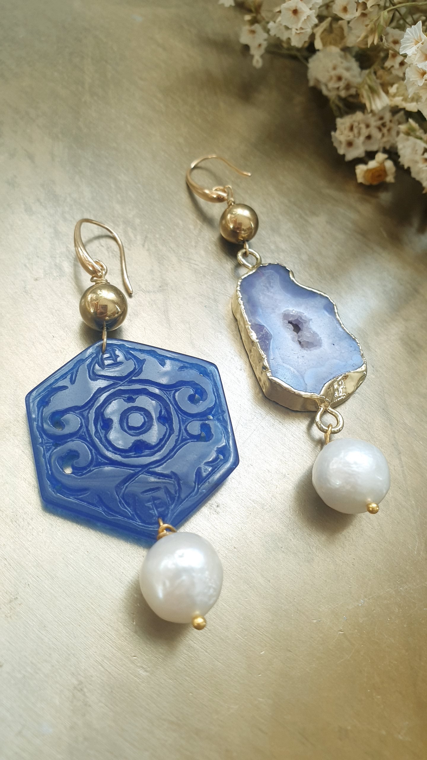 Orecchini in ottone con drusa, giada, perle