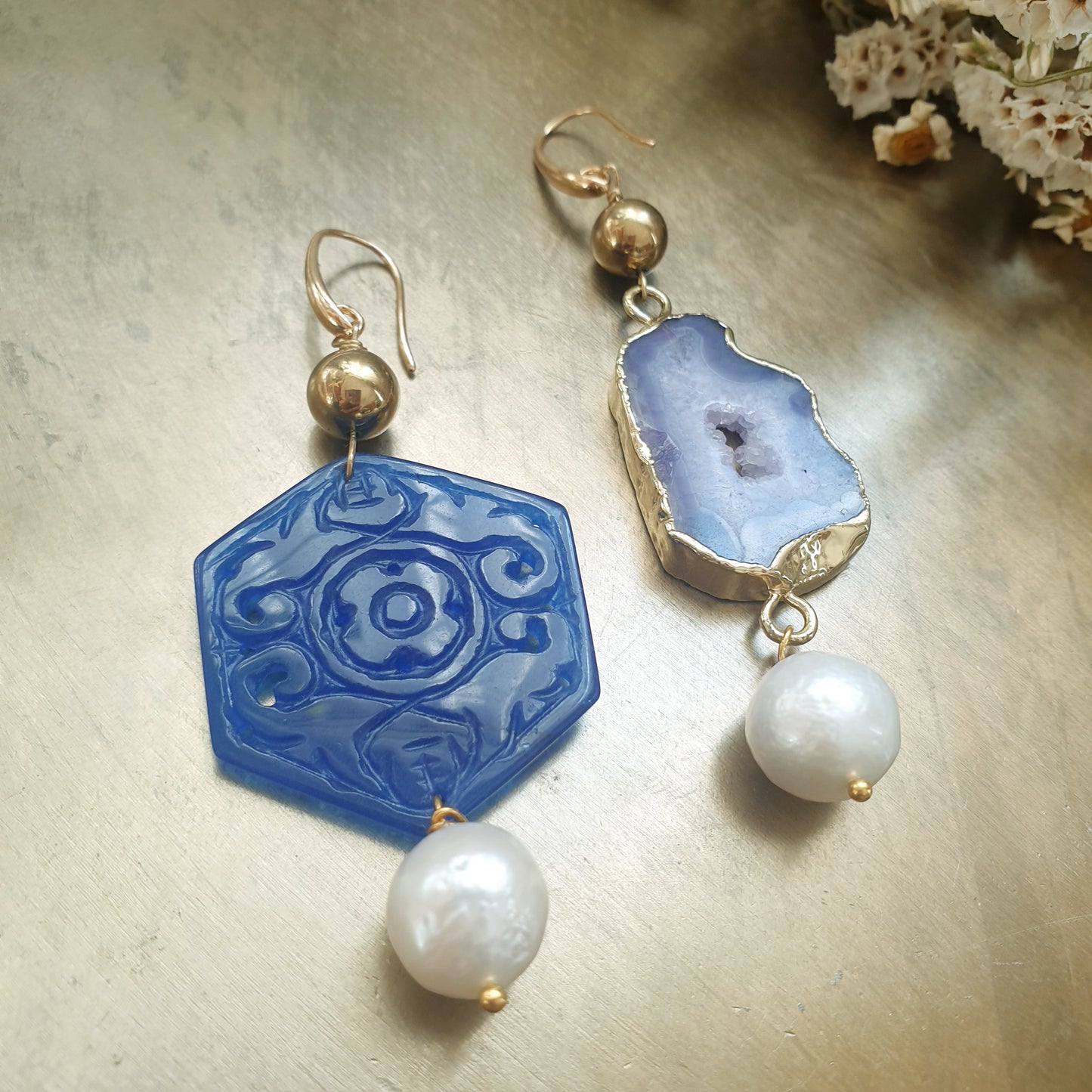 Orecchini in ottone con drusa, giada, perle