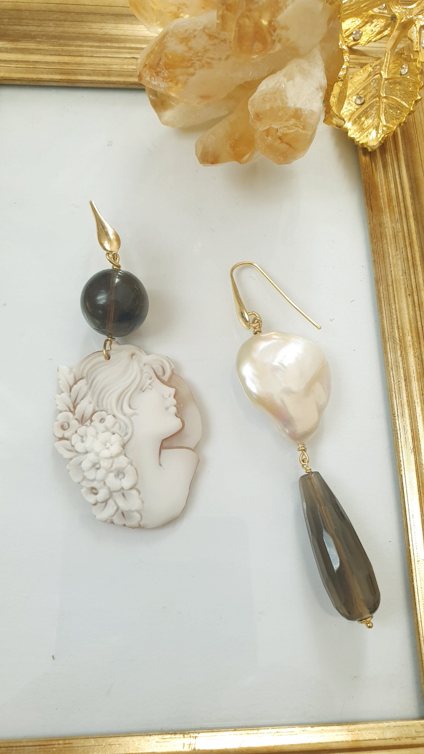 Orecchini in argento con cammeo, perla barocca e quarzo fumo