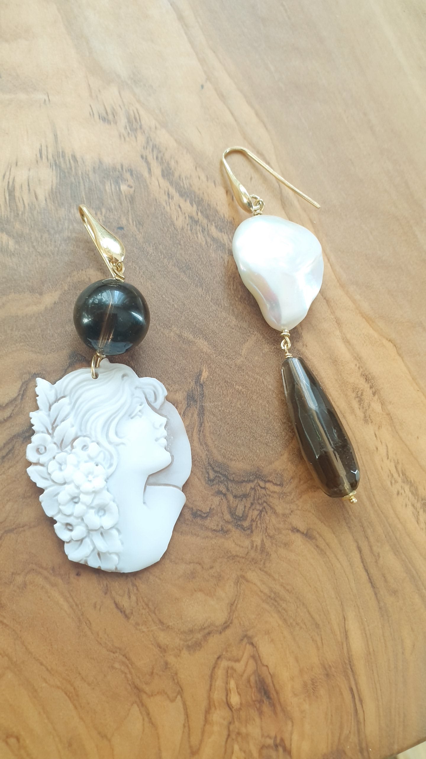 Orecchini in argento con cammeo, perla barocca e quarzo fumo