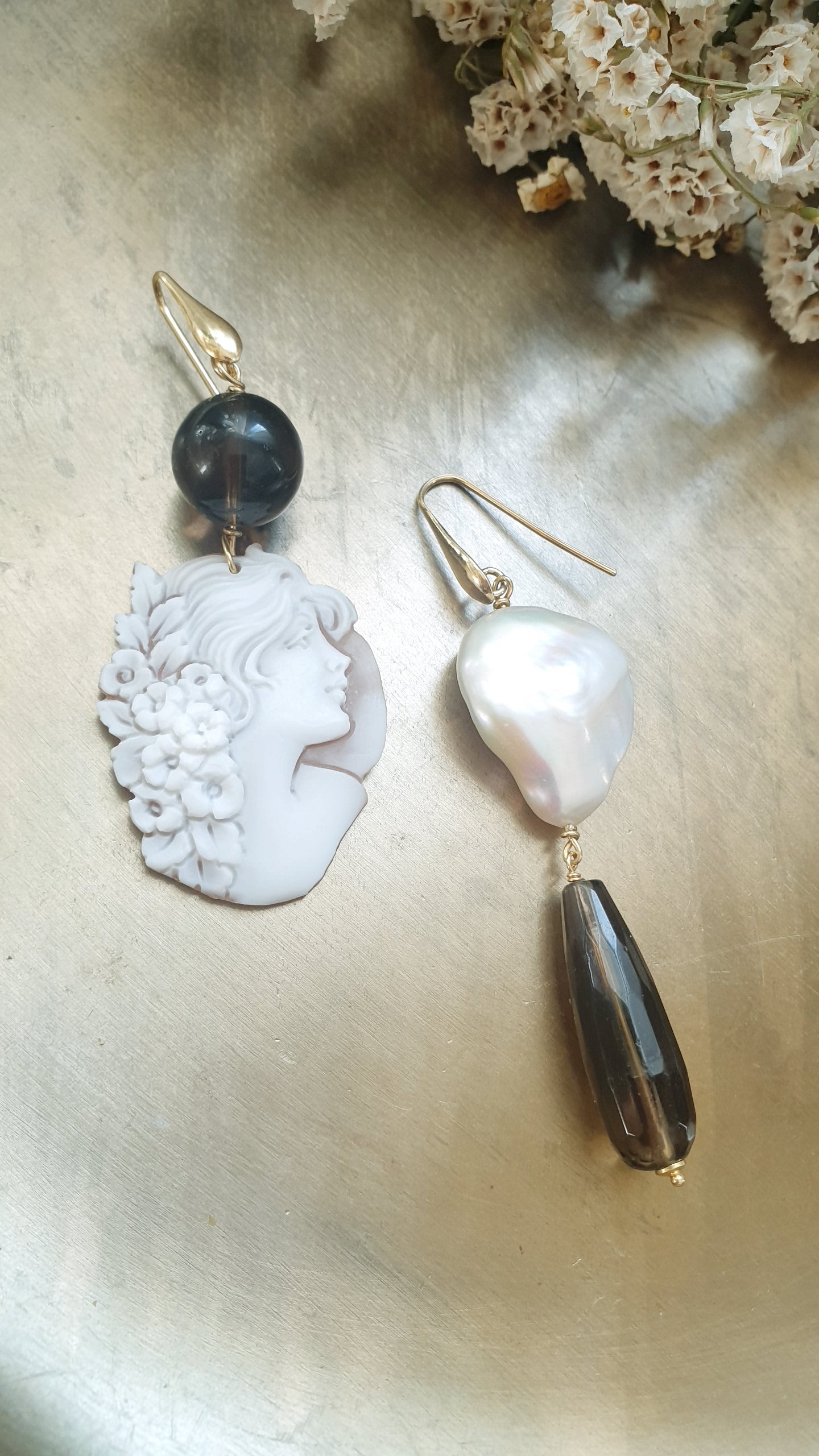 Orecchini in argento con cammeo, perla barocca e quarzo fumo
