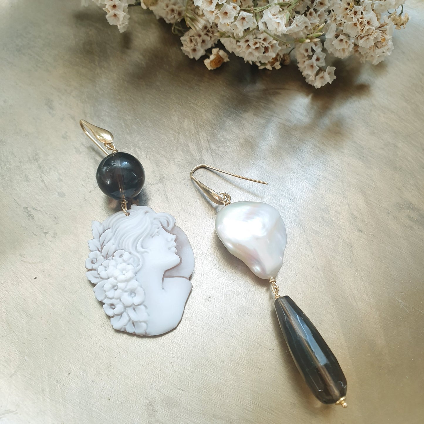 Orecchini in argento con cammeo, perla barocca e quarzo fumo