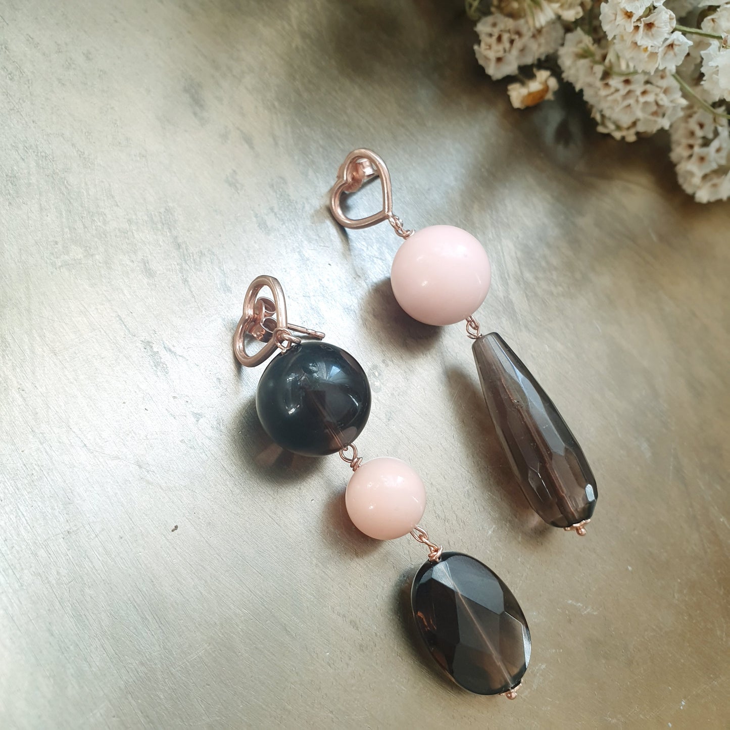 Orecchini in argento con qurazo fumo e perle di Maiorca