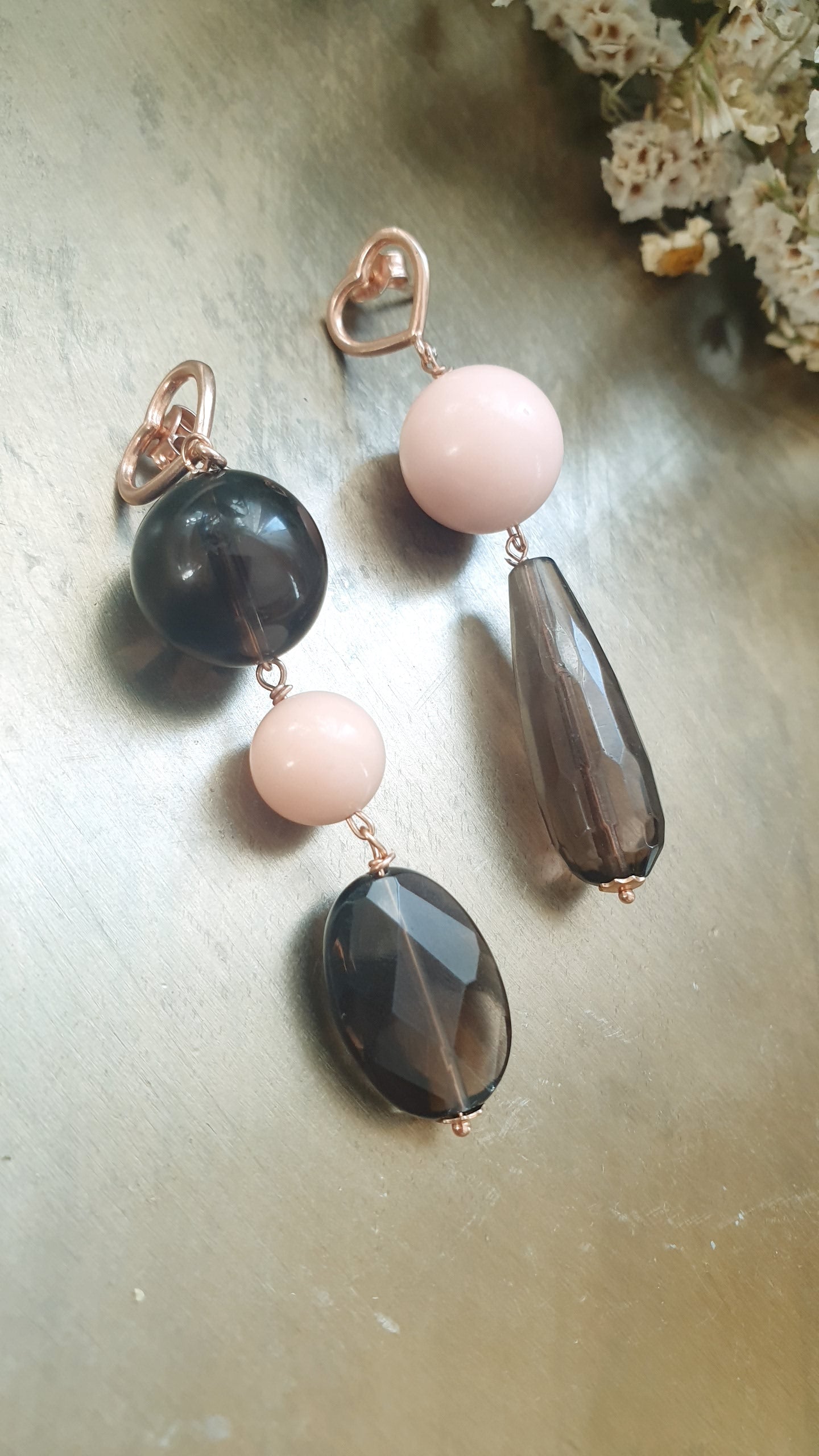 Orecchini in argento con qurazo fumo e perle di Maiorca