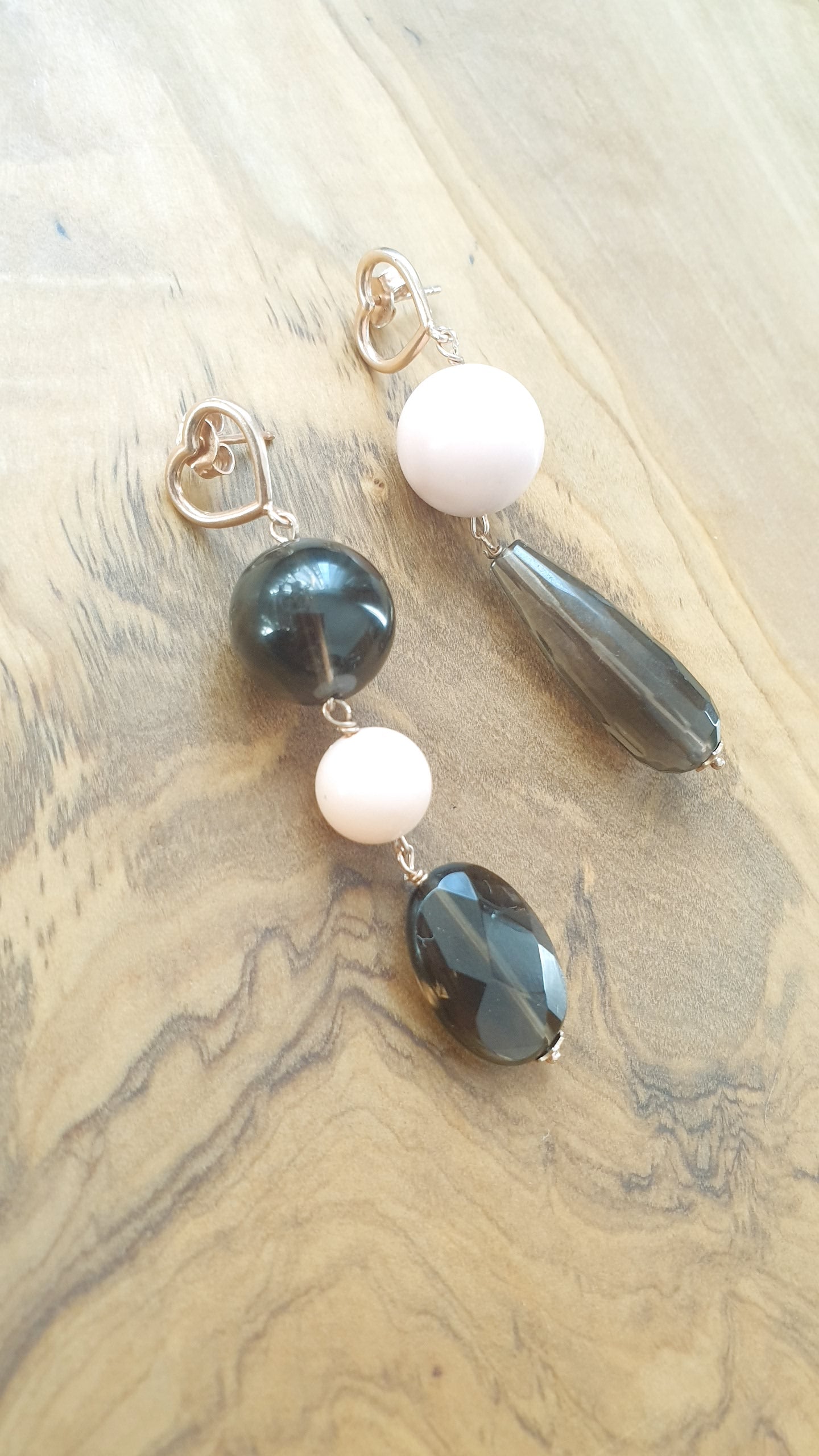 Orecchini in argento con qurazo fumo e perle di Maiorca