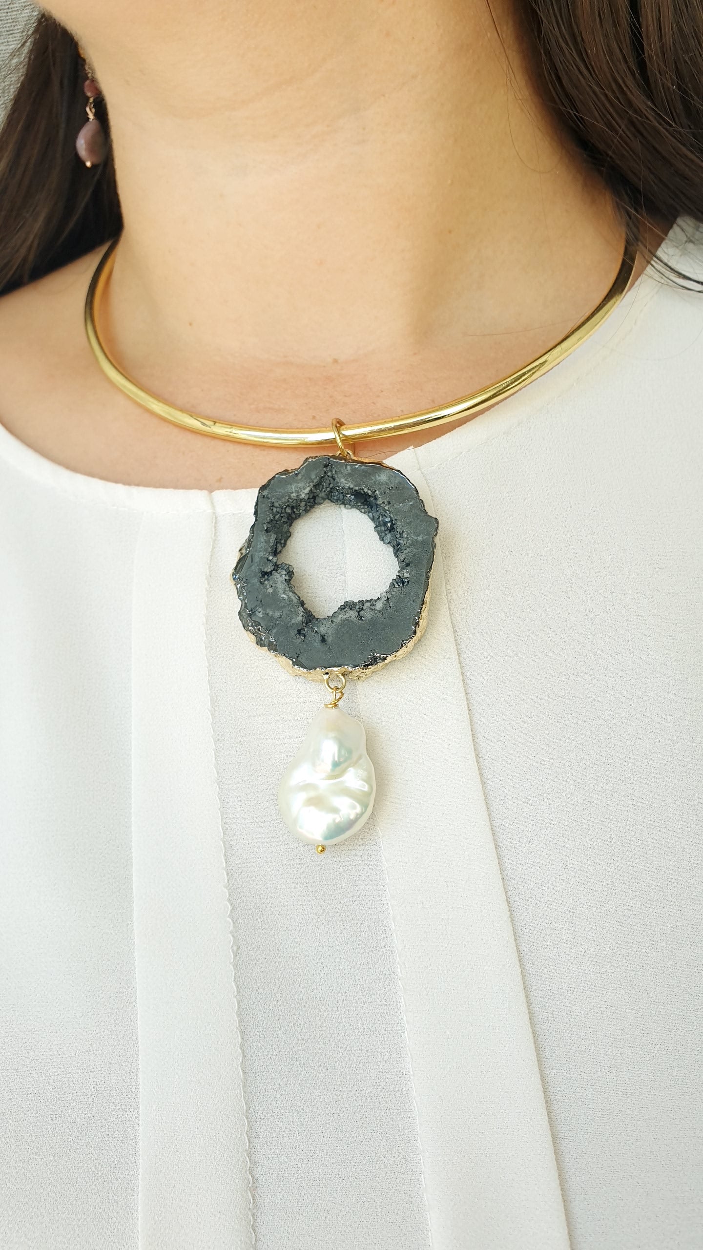 Girocollo placcato oro con drusa di agata nera e perla barocca