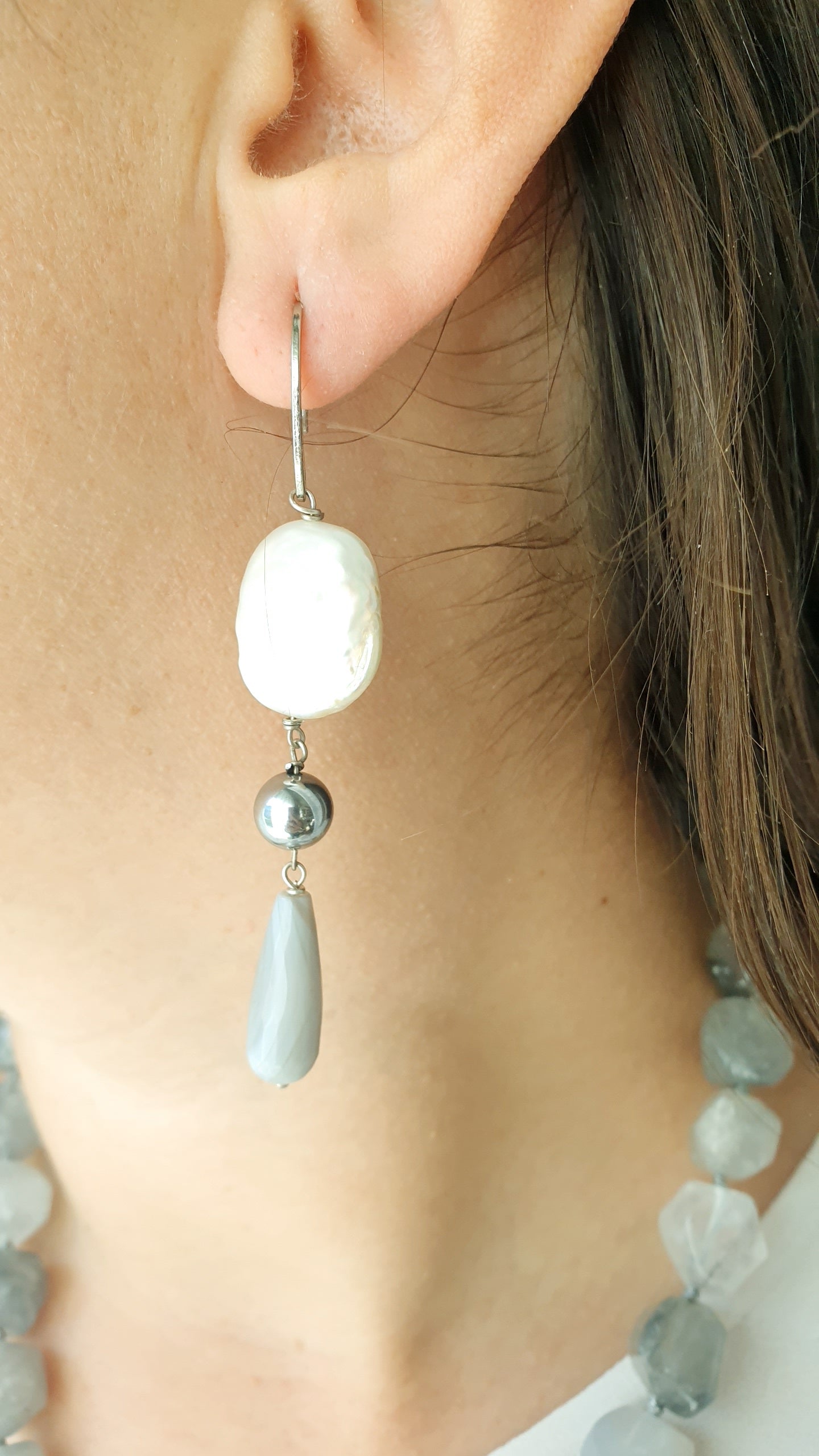 Orecchini in acciaio con cammeo, perla e agate.