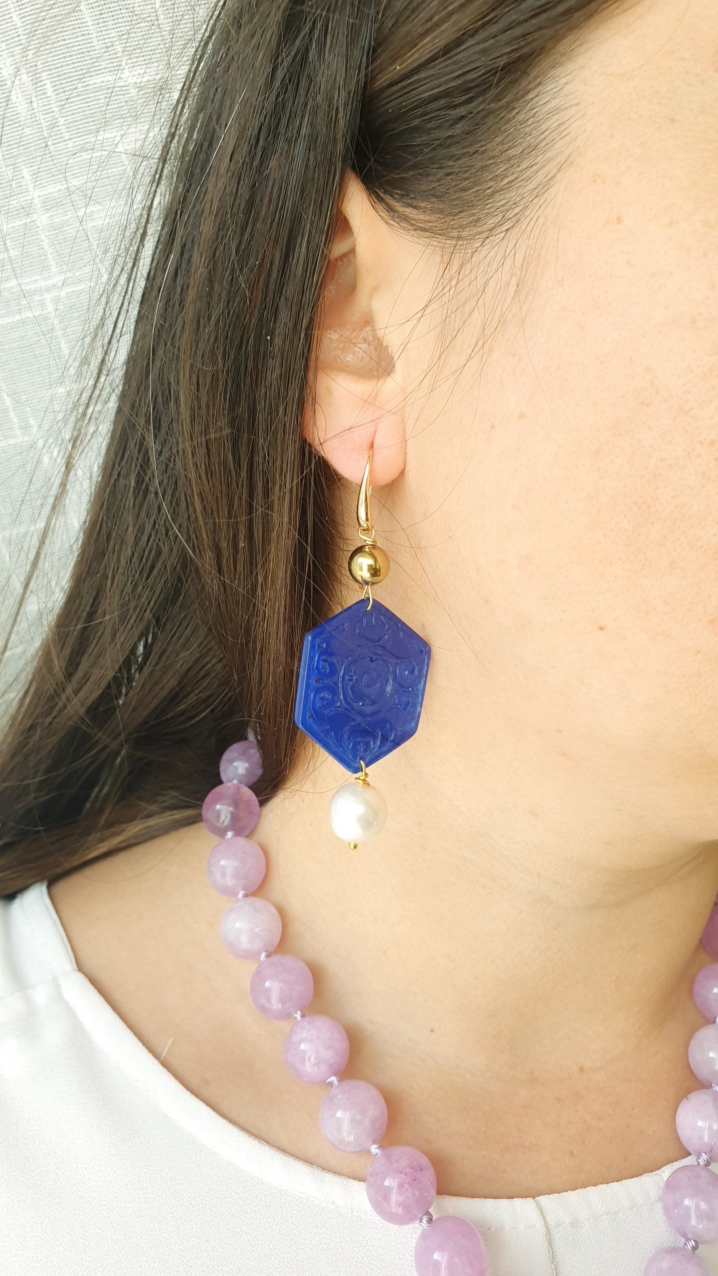 Orecchini in ottone con drusa, giada, perle