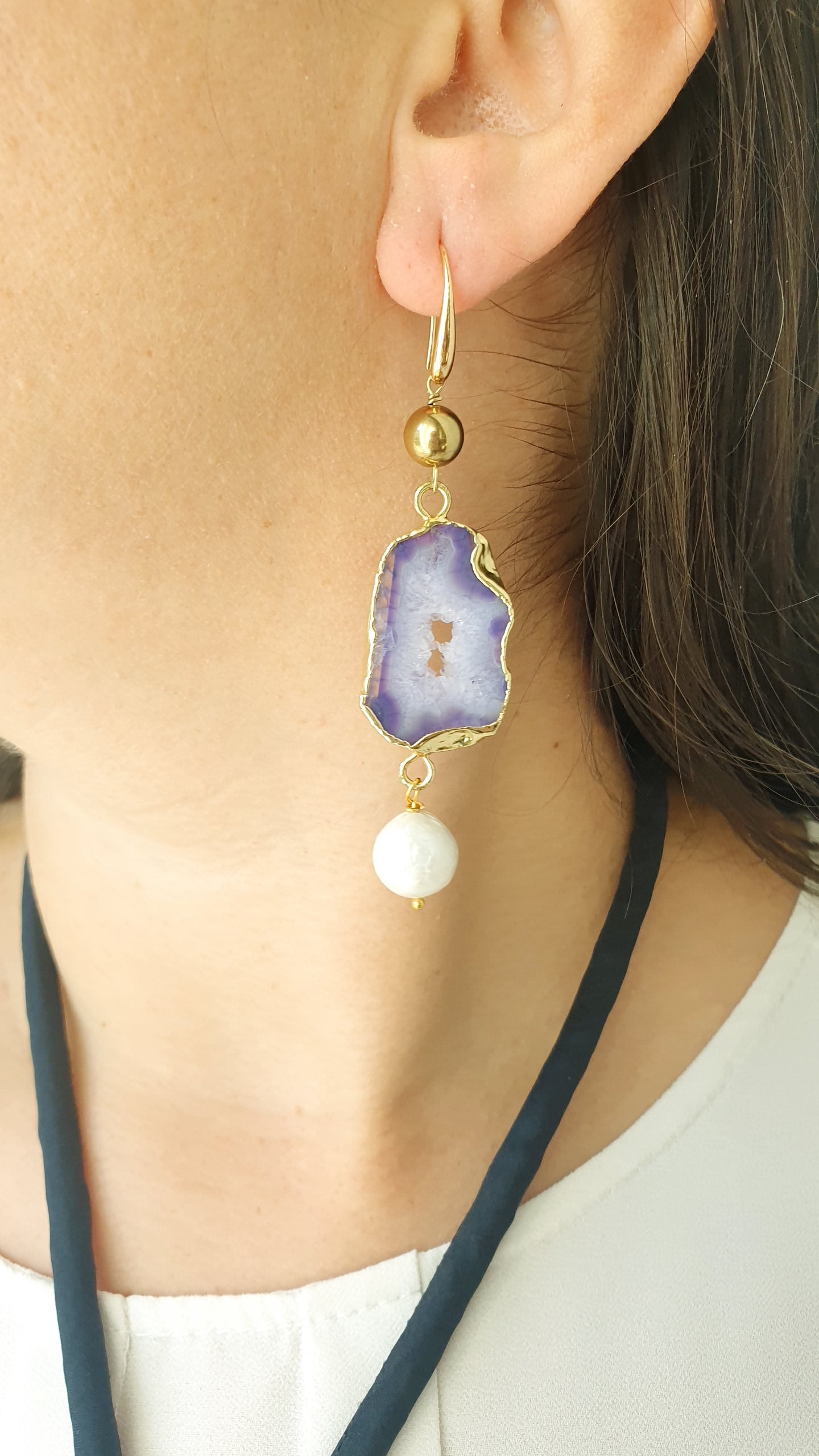 Orecchini in ottone con drusa, giada, perle