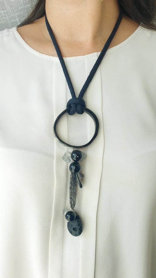 Lunga collana in seta con corno, pietre dure