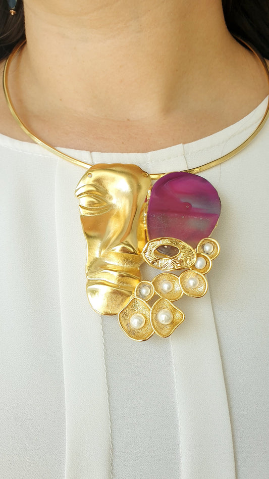 Girocollo placcato oro con maschera, agata perle di fiume