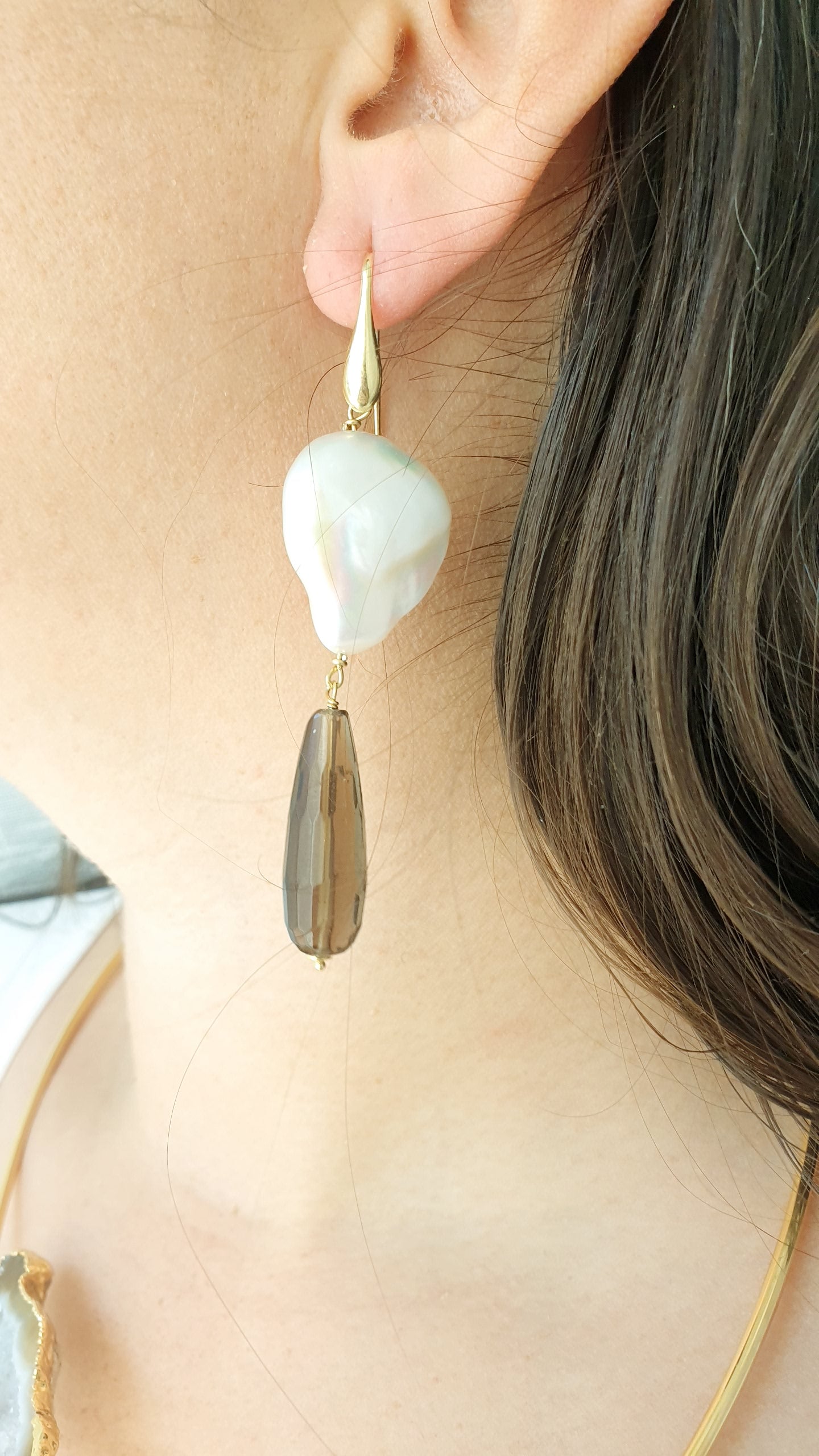 Orecchini in argento con cammeo, perla barocca e quarzo fumo