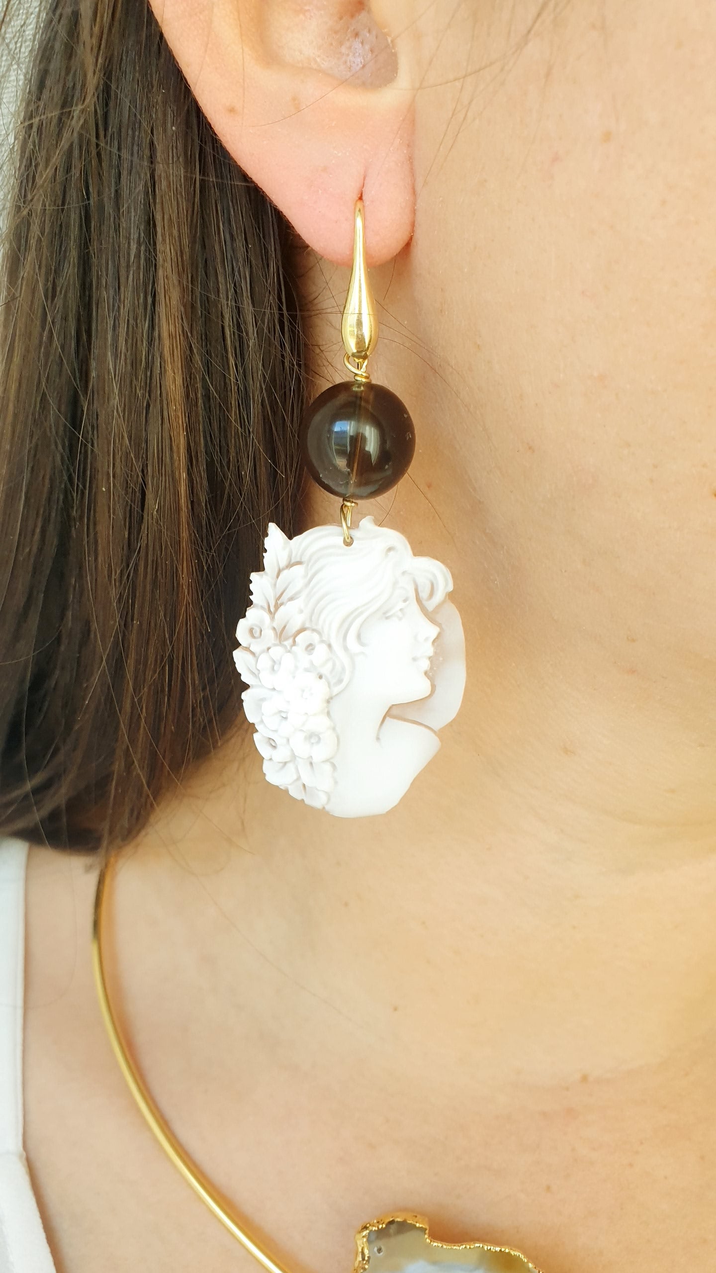 Orecchini in argento con cammeo, perla barocca e quarzo fumo